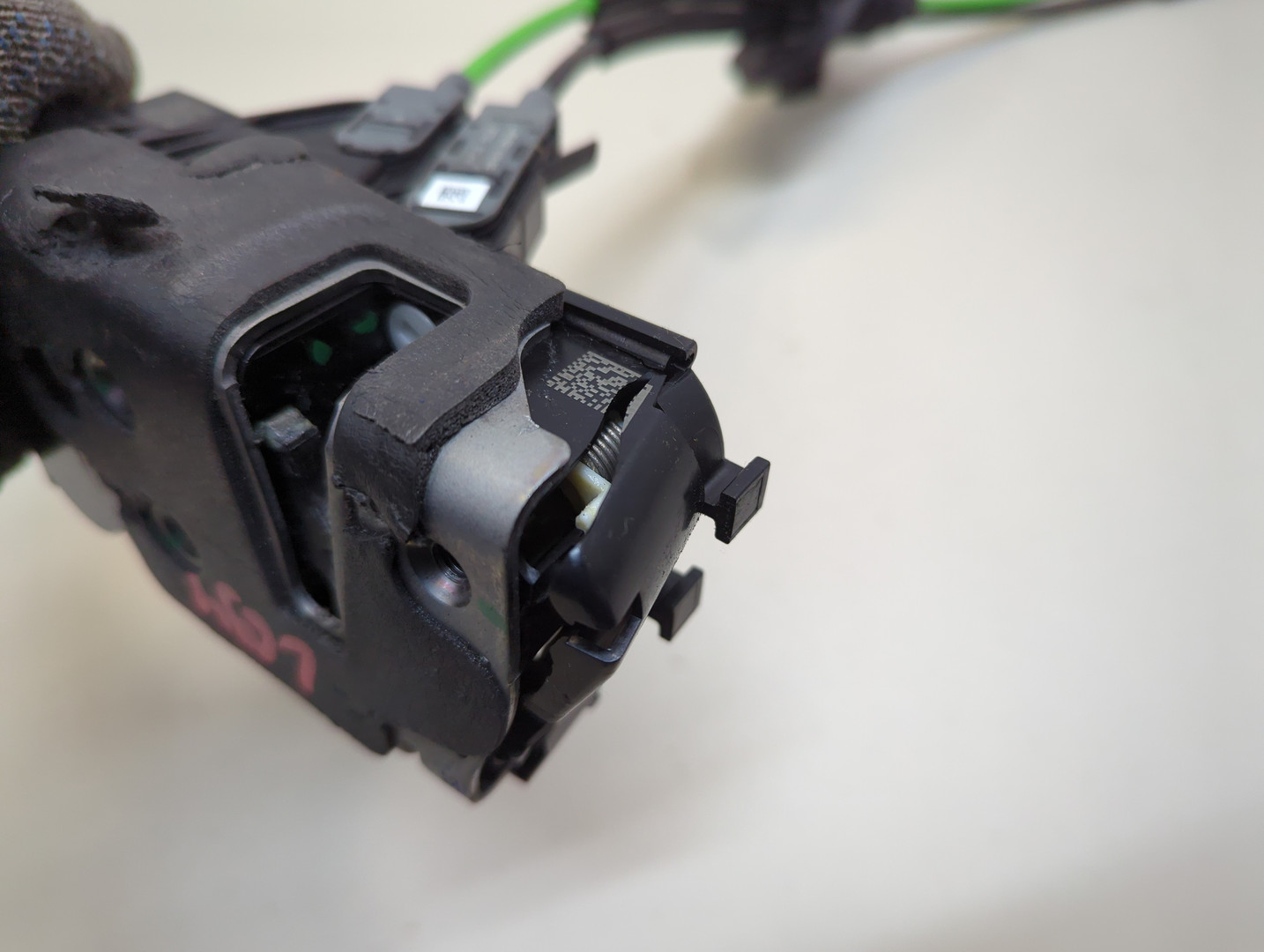 Замок двери передней левой