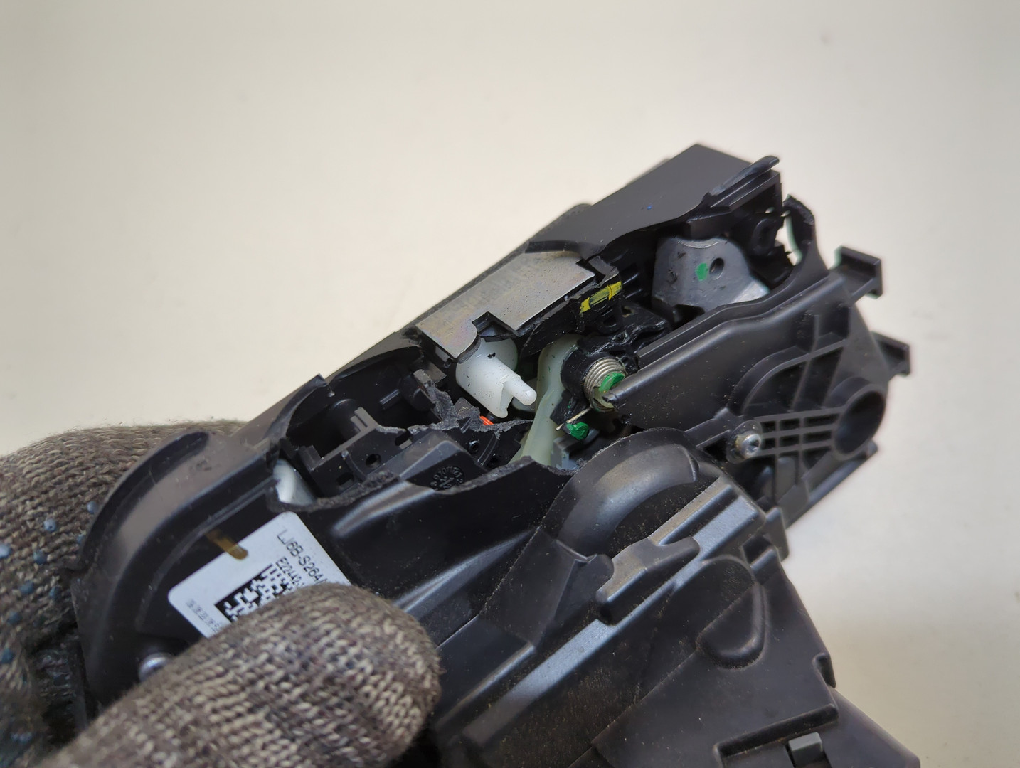 Замок двери передней левой