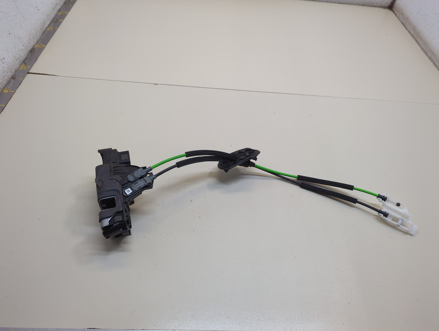 Замок двери передней левой