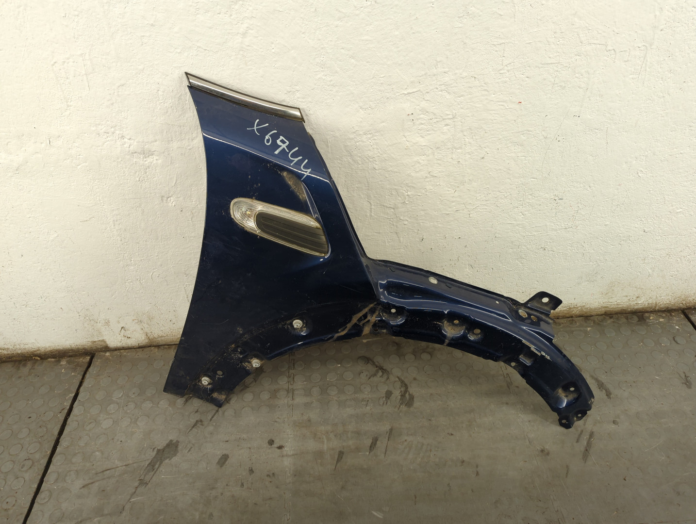 Крыло переднее правое