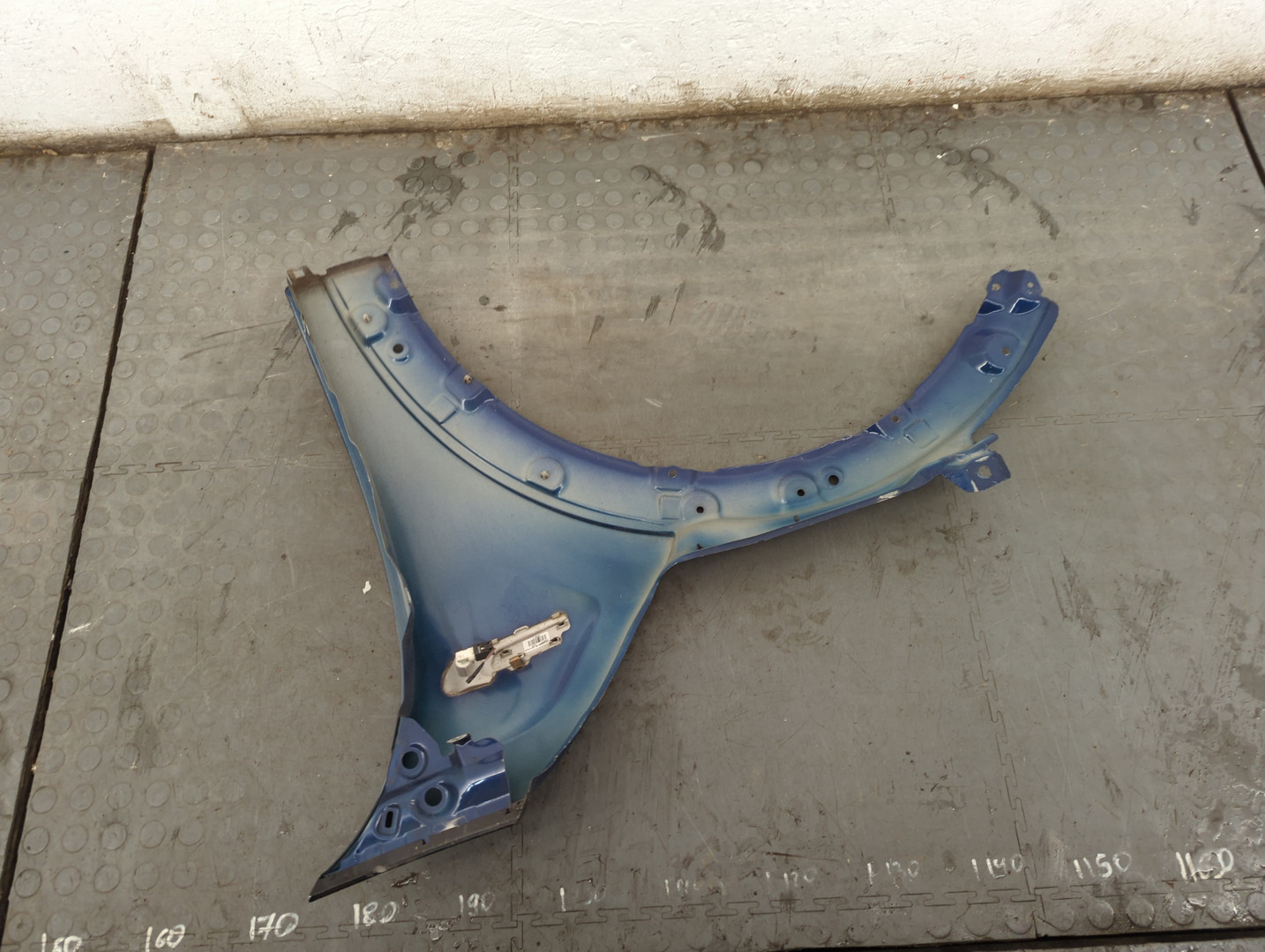 Крыло переднее правое