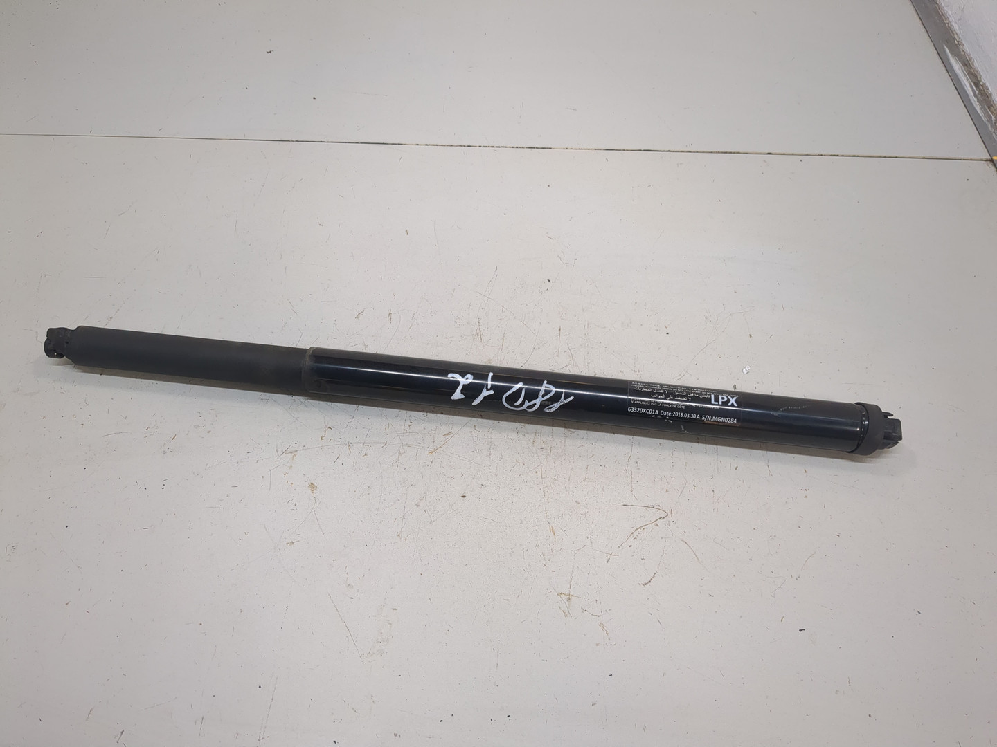 Амортизатор крышки багажника