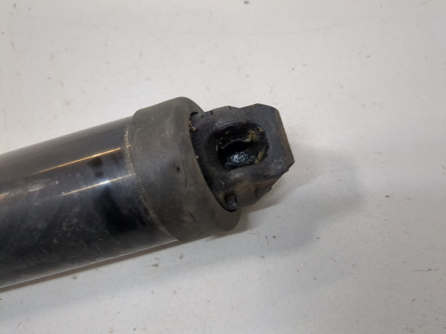 Амортизатор крышки багажника