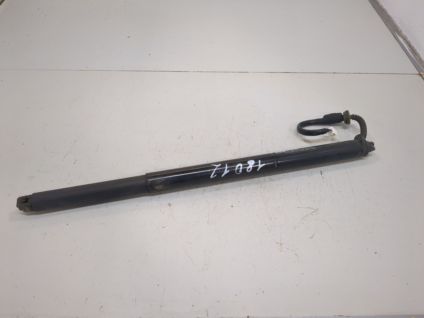 Амортизатор крышки багажника