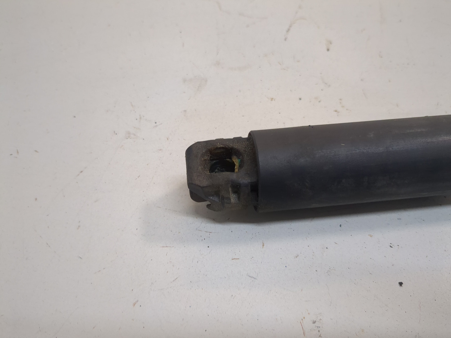 Амортизатор крышки багажника