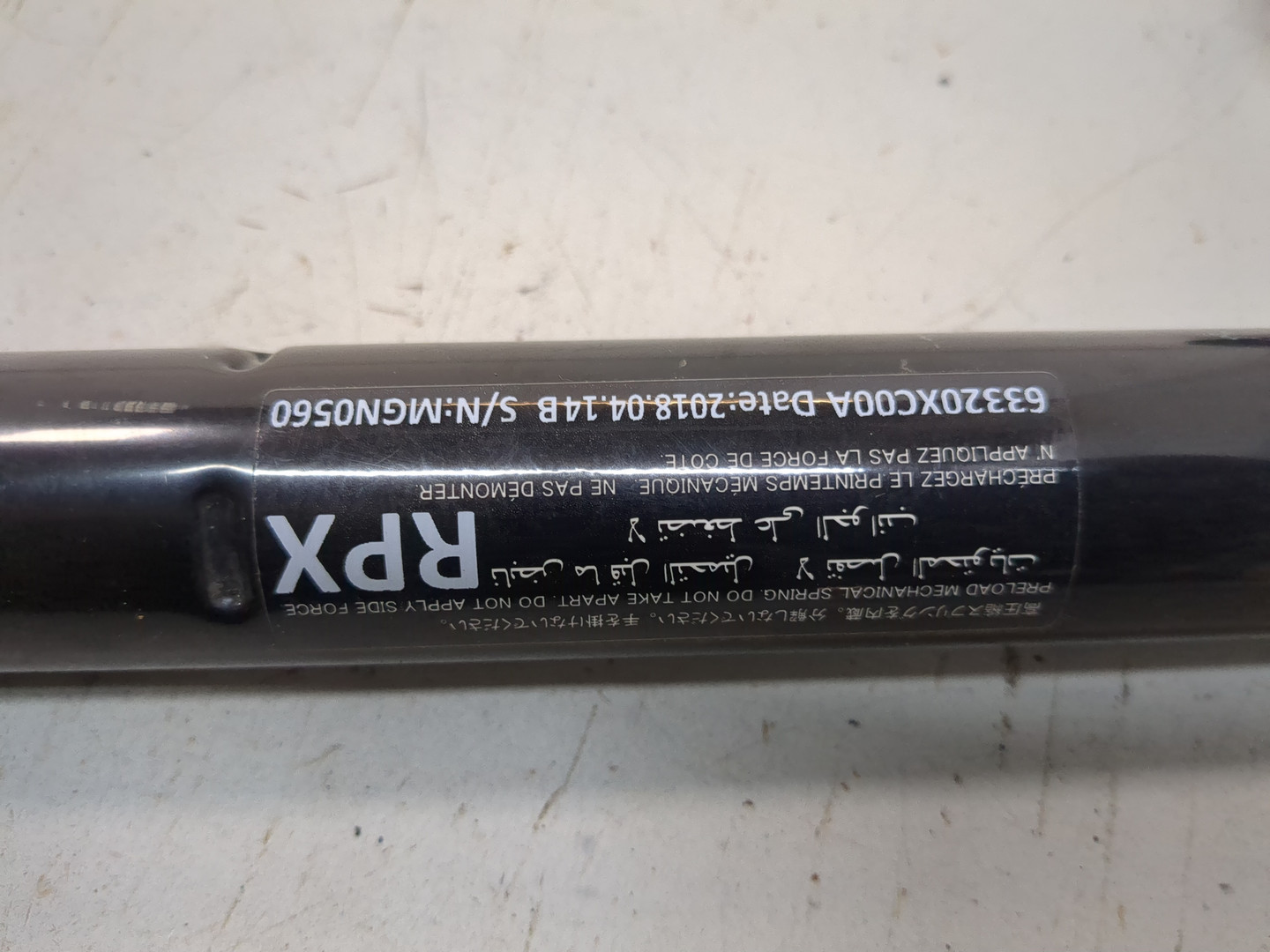 Амортизатор крышки багажника