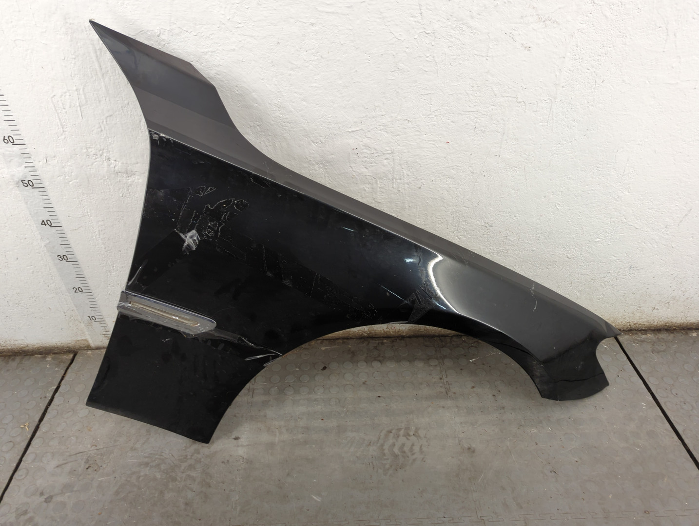 Крыло переднее правое