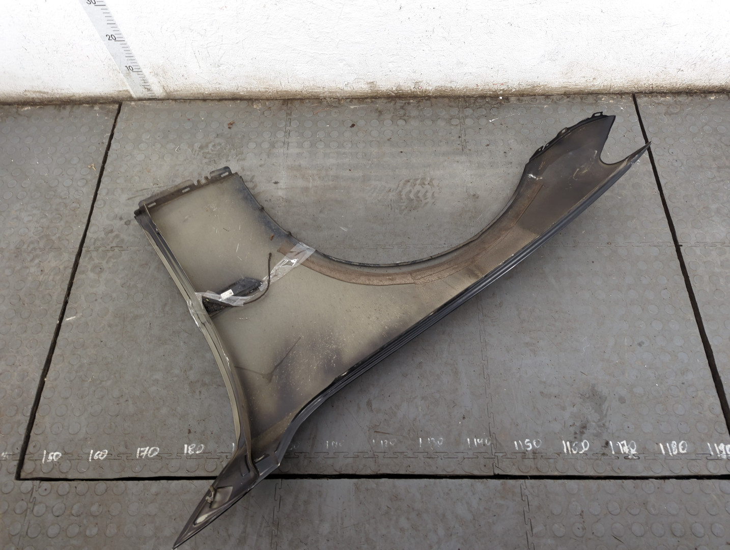 Крыло переднее правое