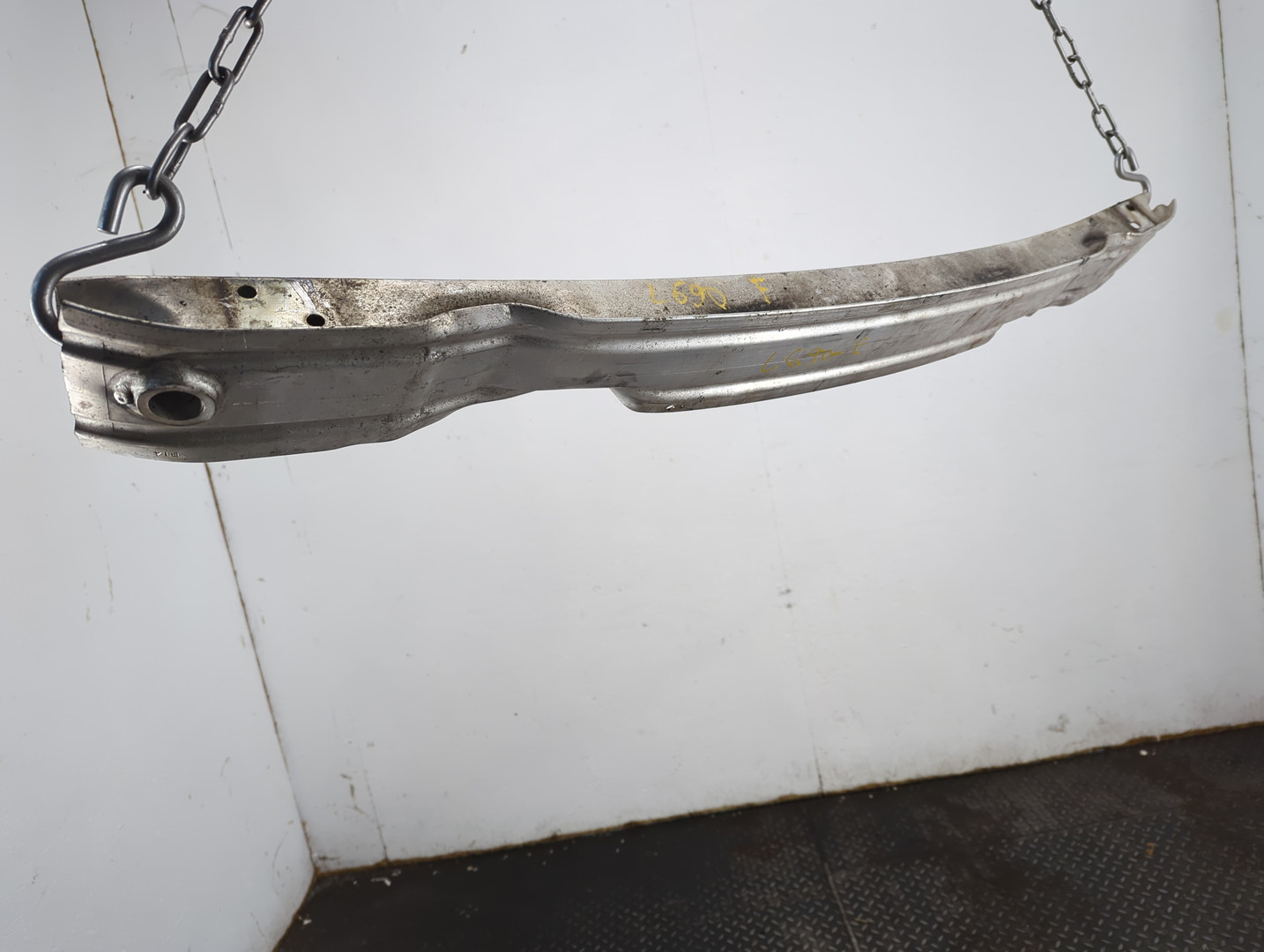 Усилитель переднего бампера