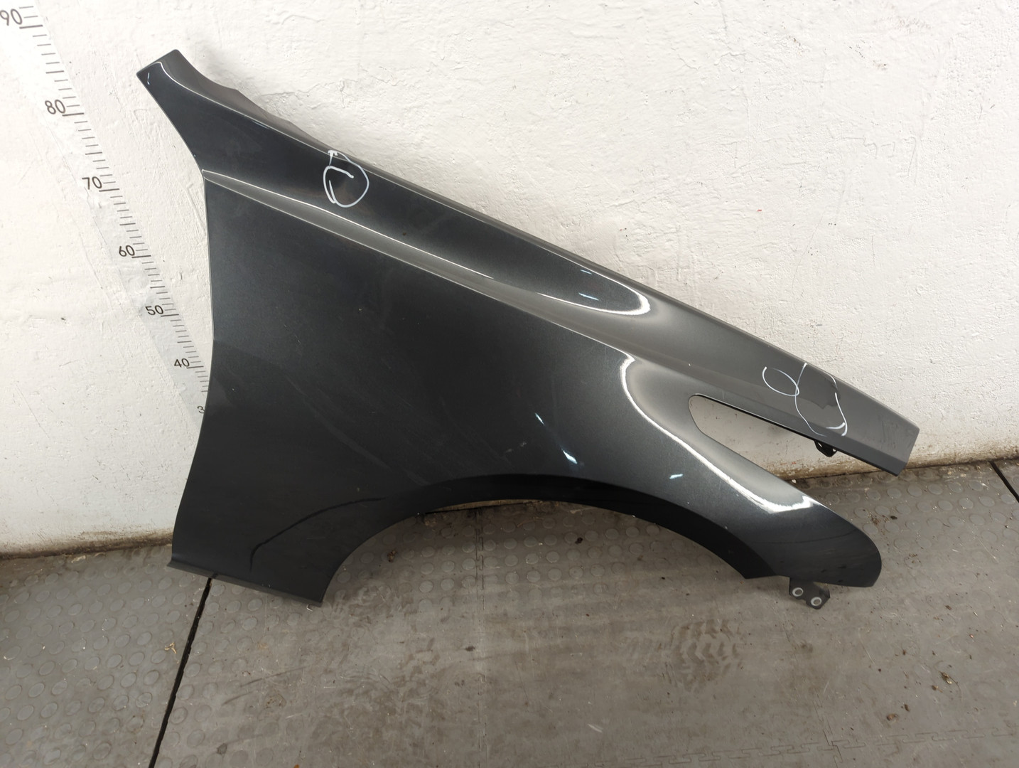 Крыло переднее правое