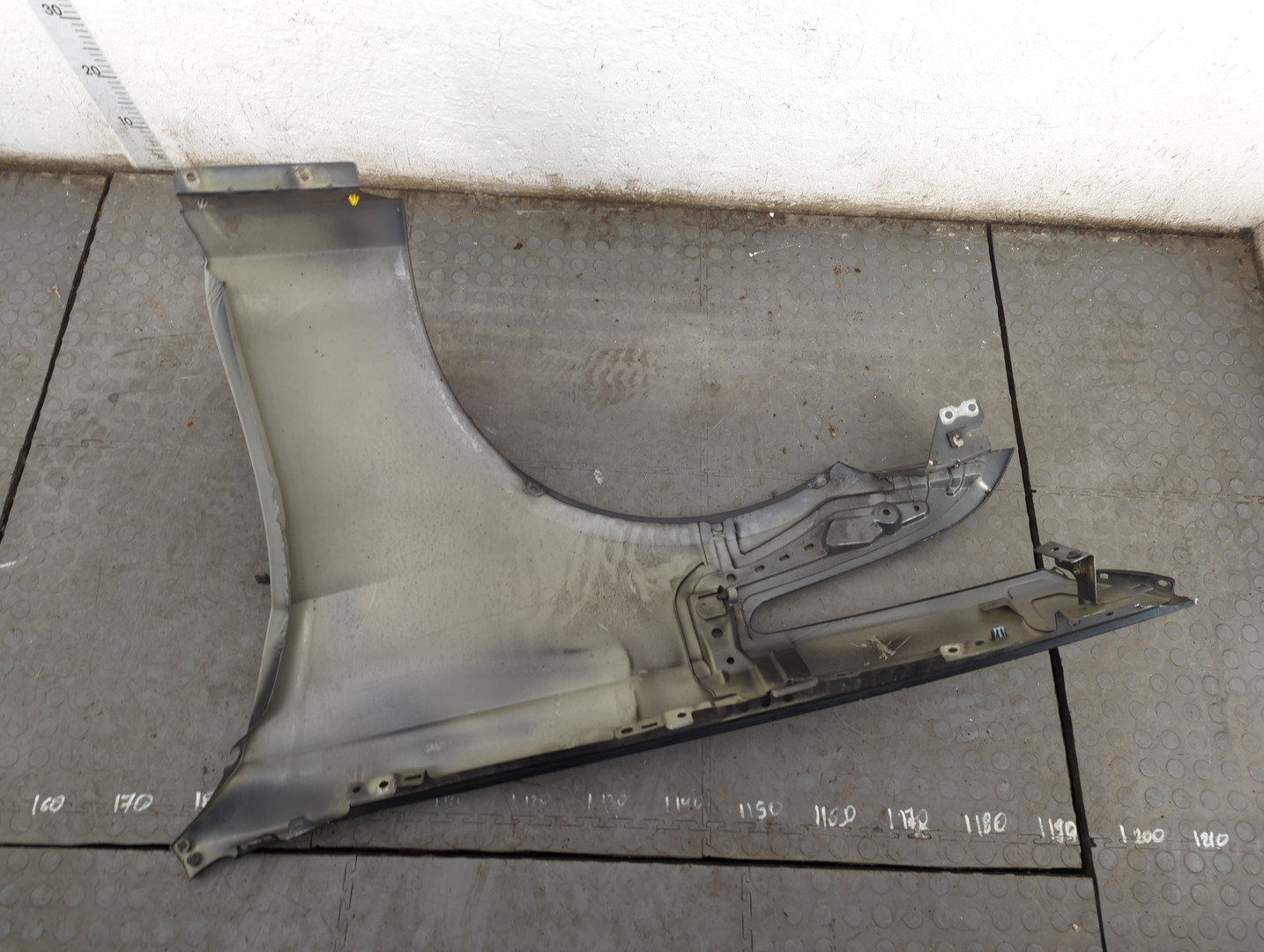 Крыло переднее правое