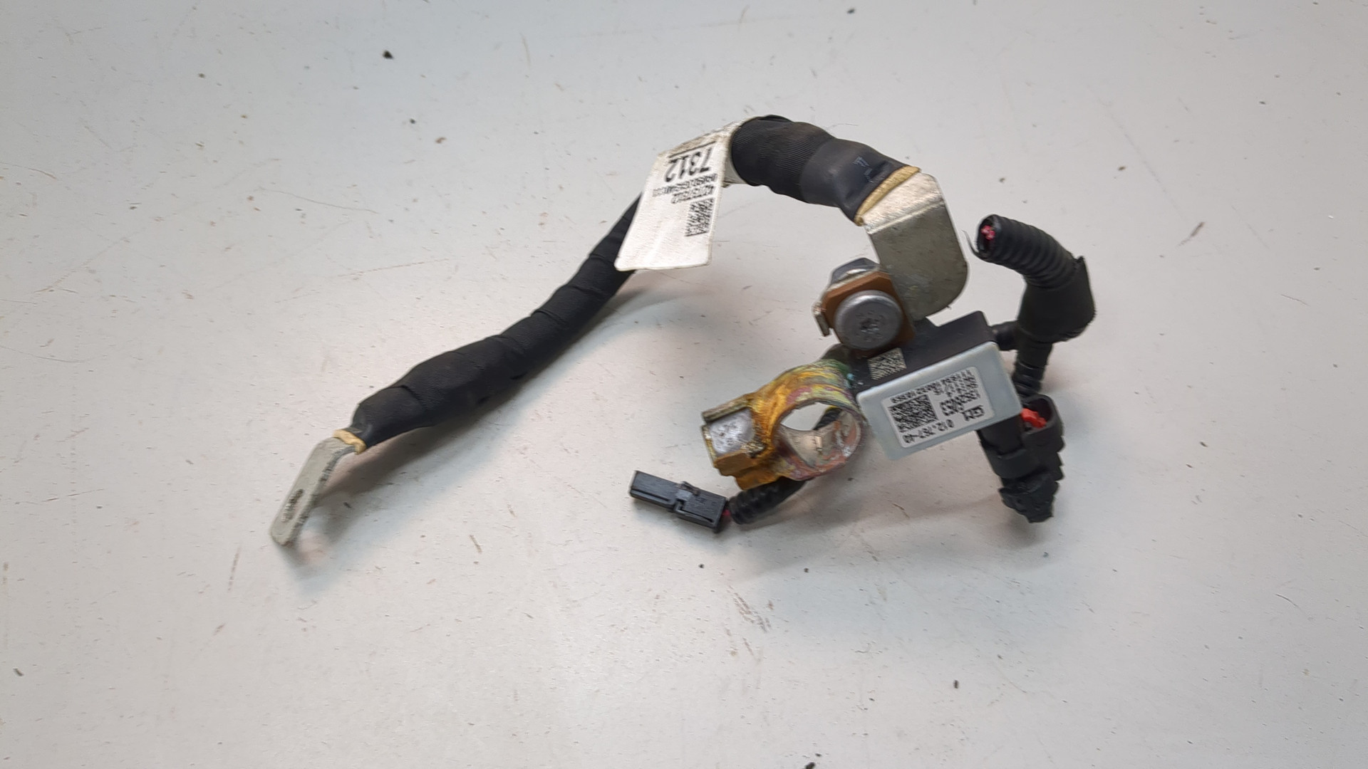 Клемма аккумулятора -