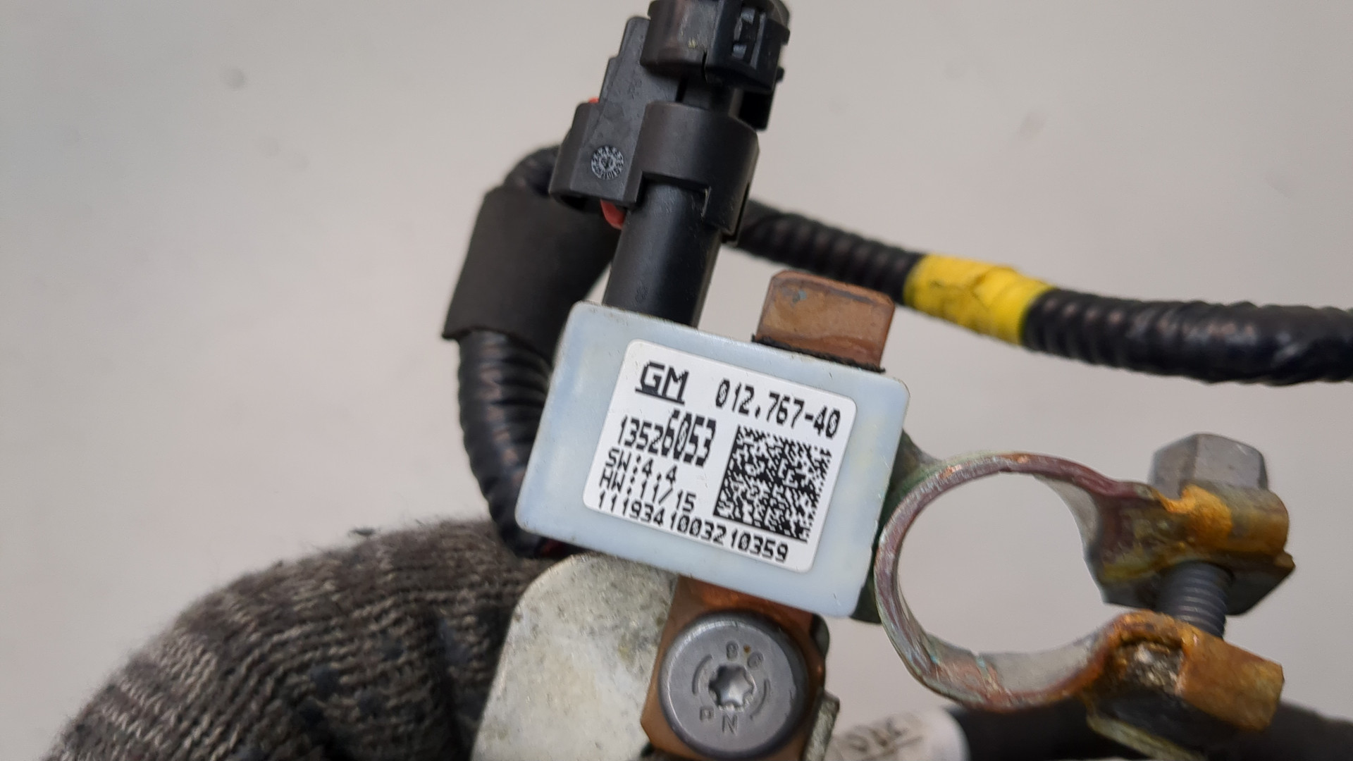 Клемма аккумулятора -