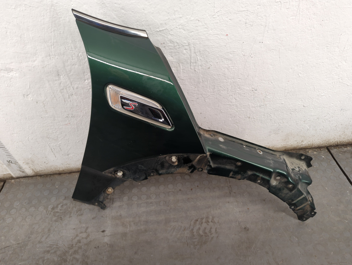 Крыло переднее правое