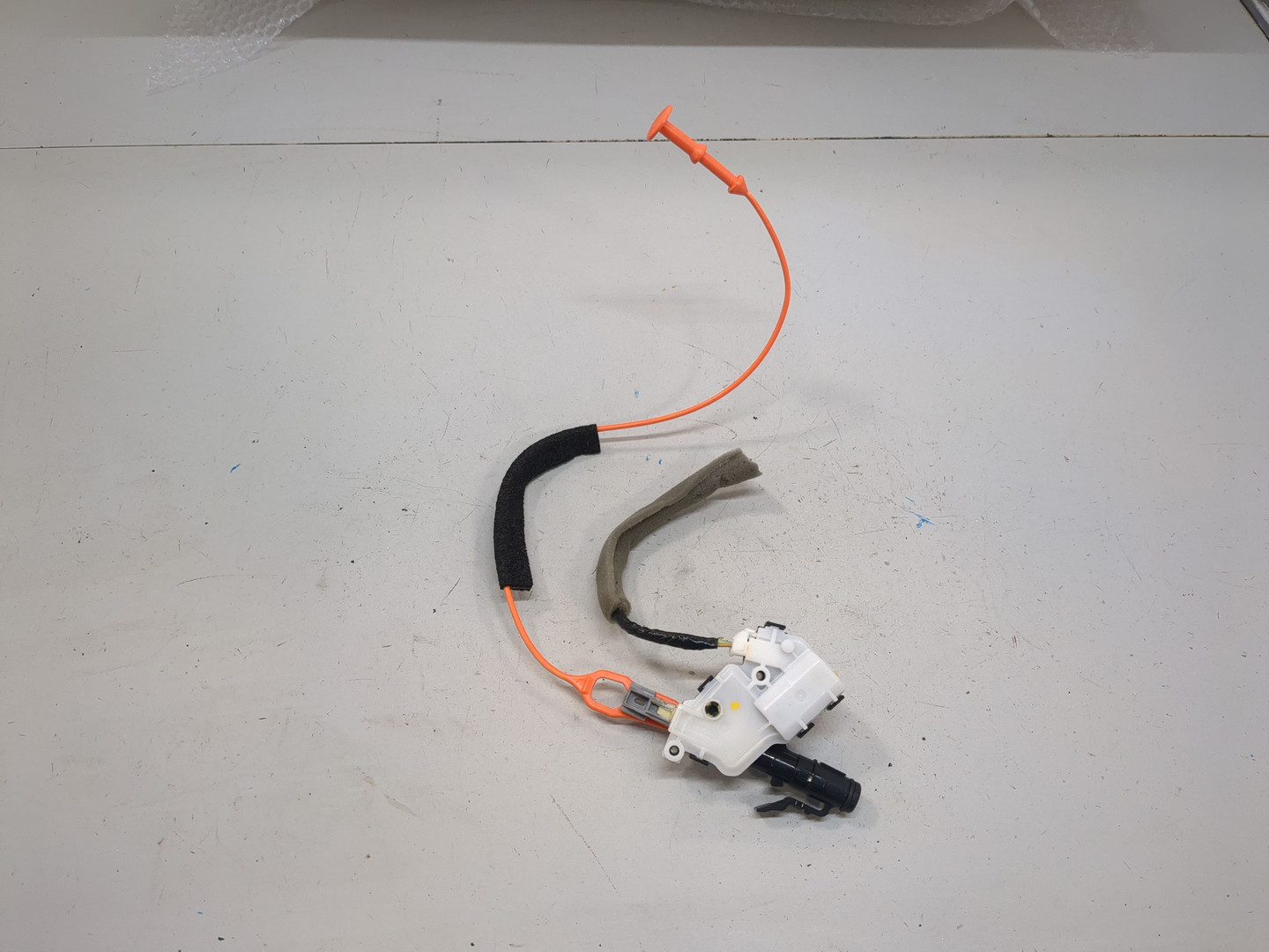 Активатор замка крышки бензобака