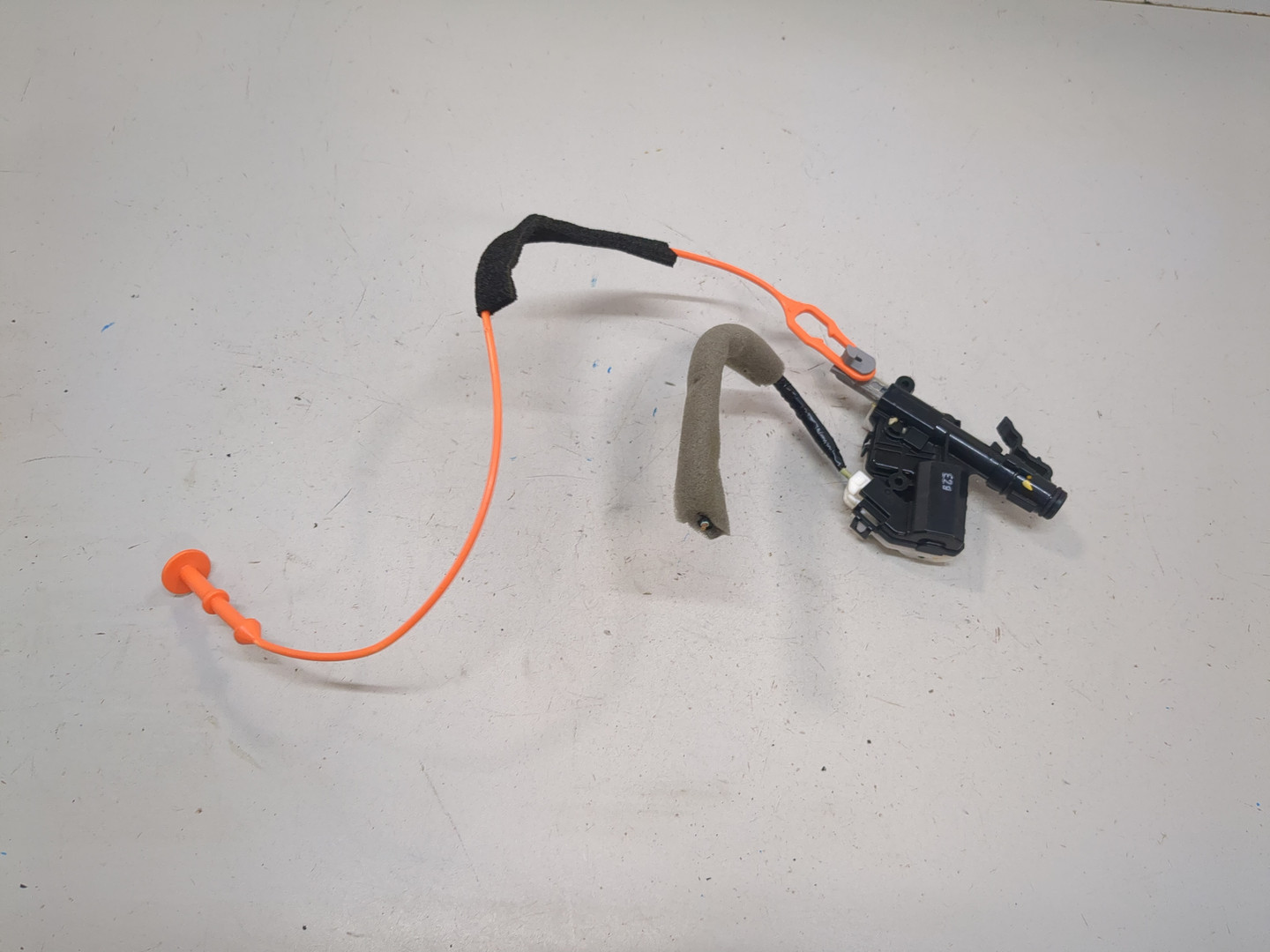 Активатор замка крышки бензобака