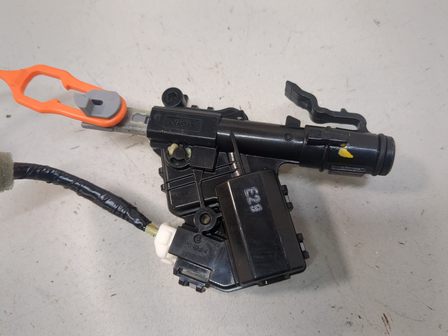 Активатор замка крышки бензобака