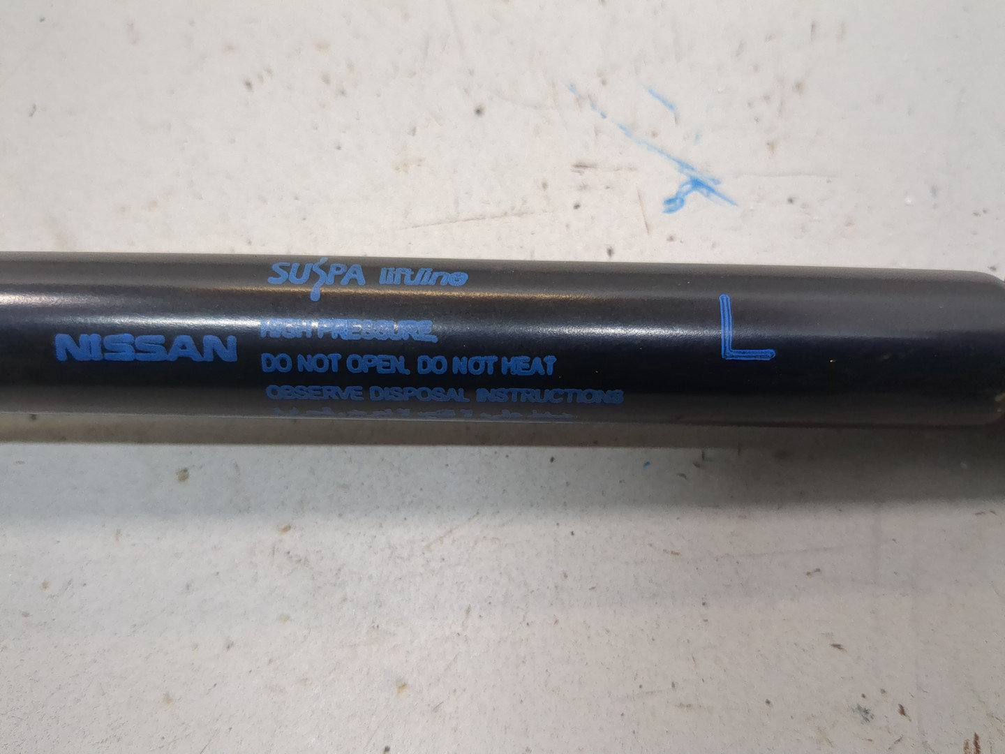 Амортизатор крышки багажника