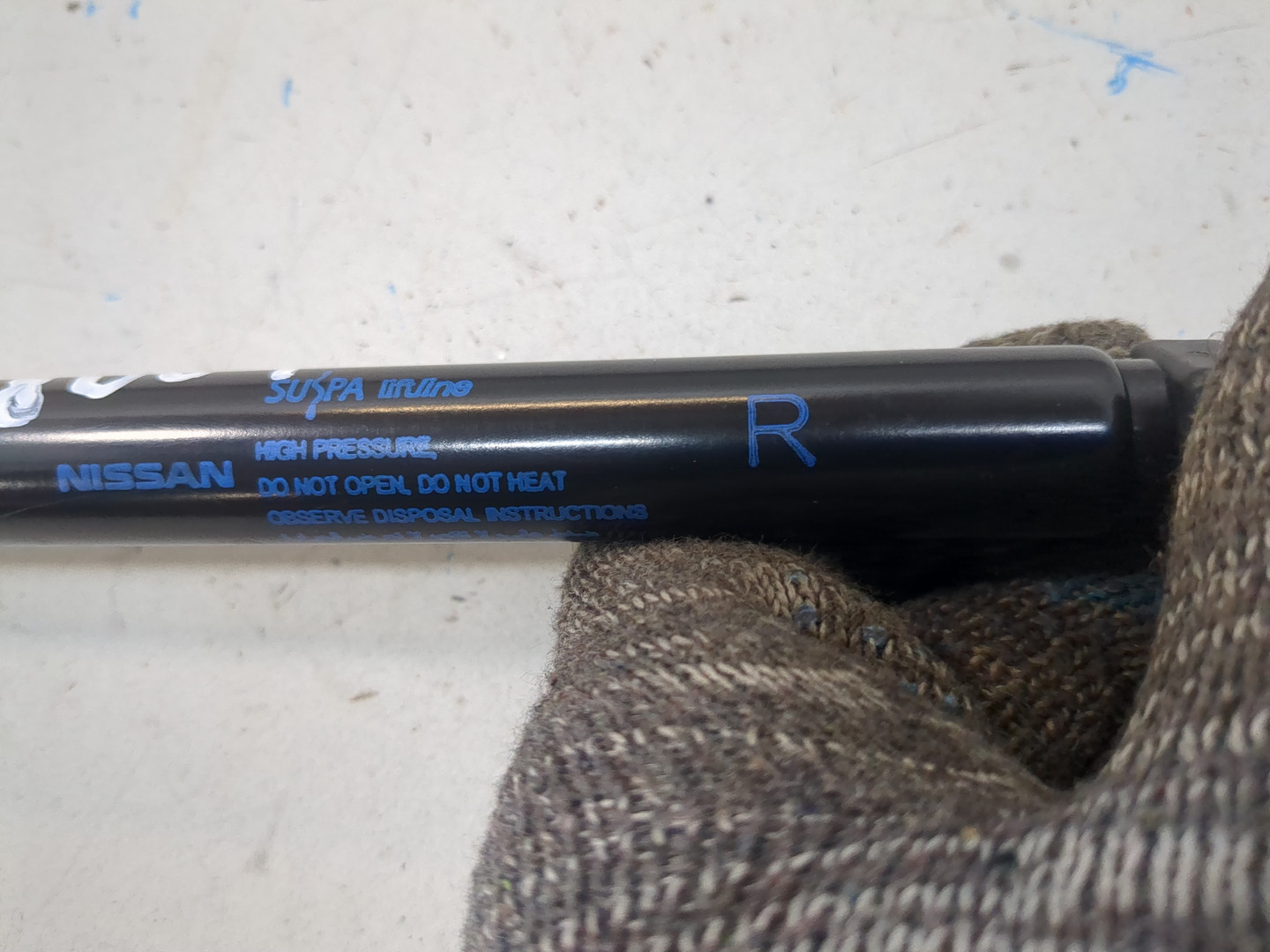 Амортизатор крышки багажника