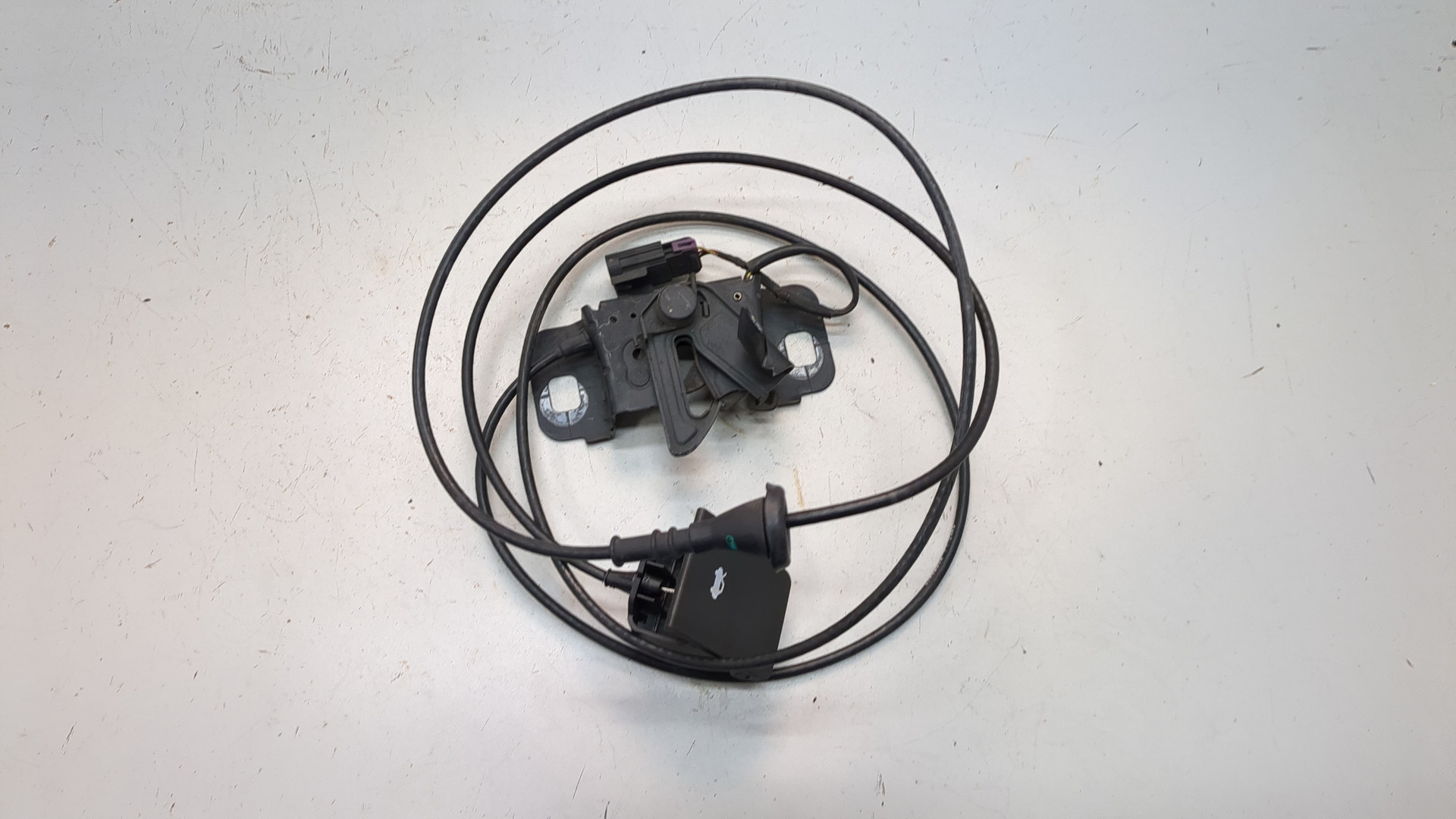 Замок капота