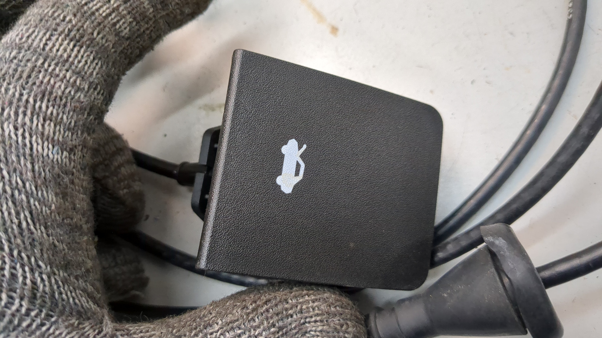 Замок капота