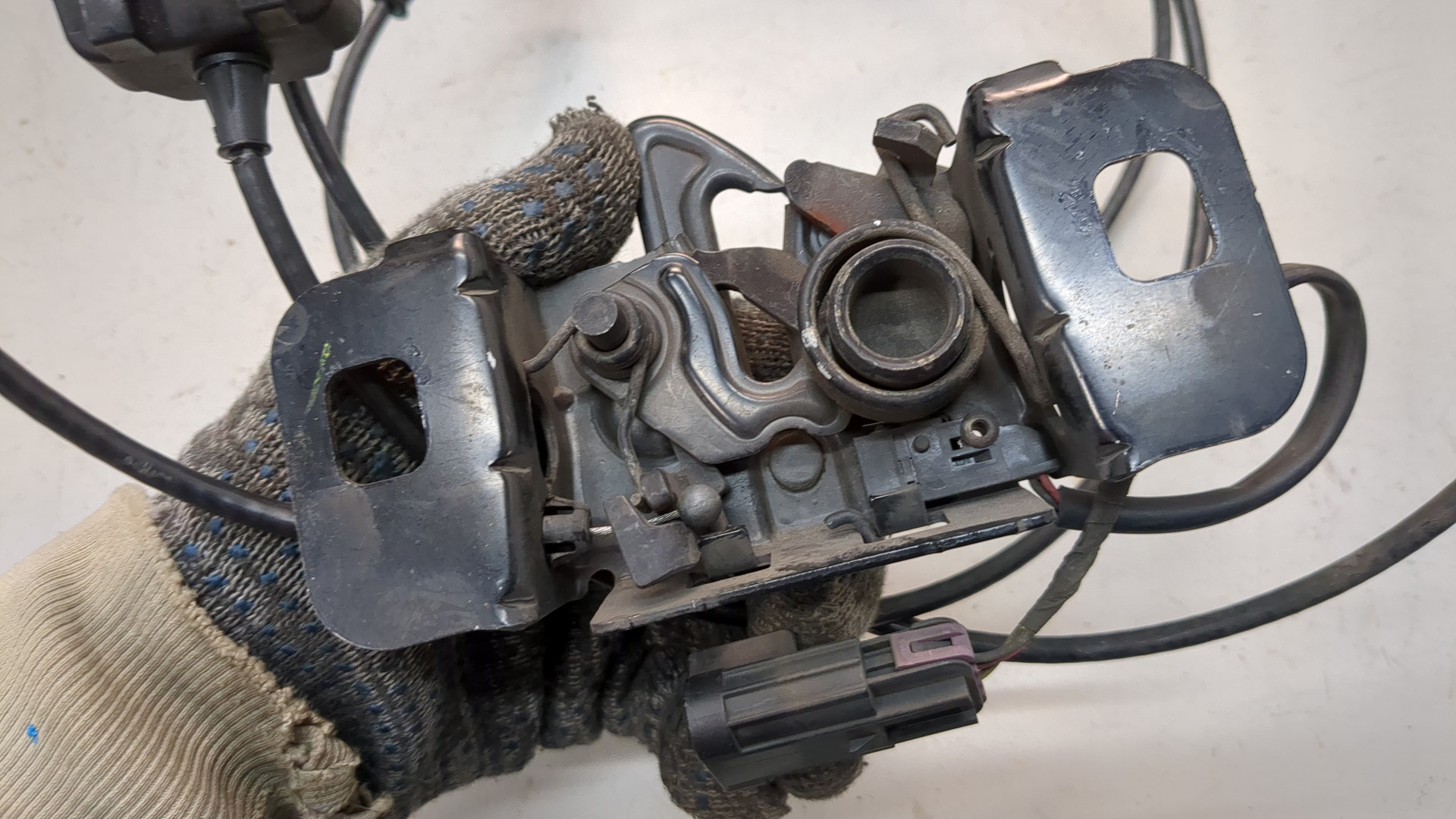 Замок капота