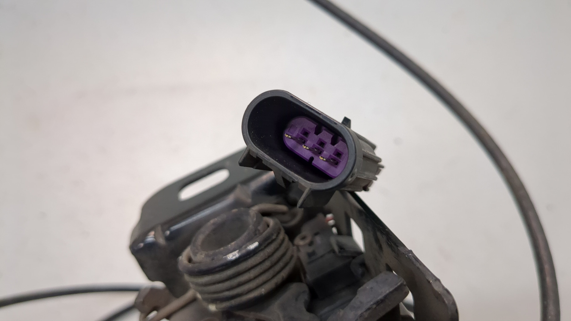 Замок капота