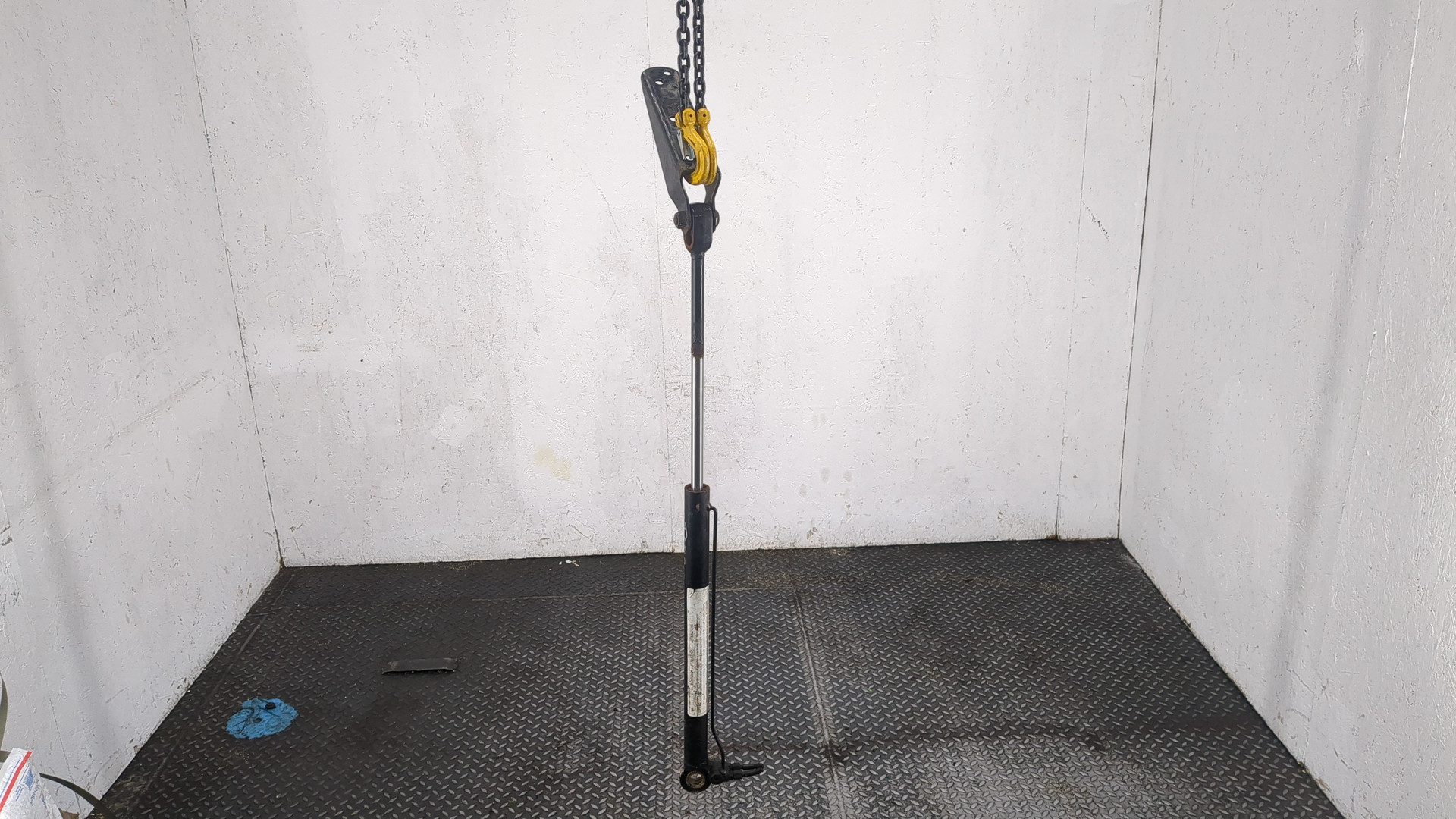 Рабочий цилиндр подъема кабины