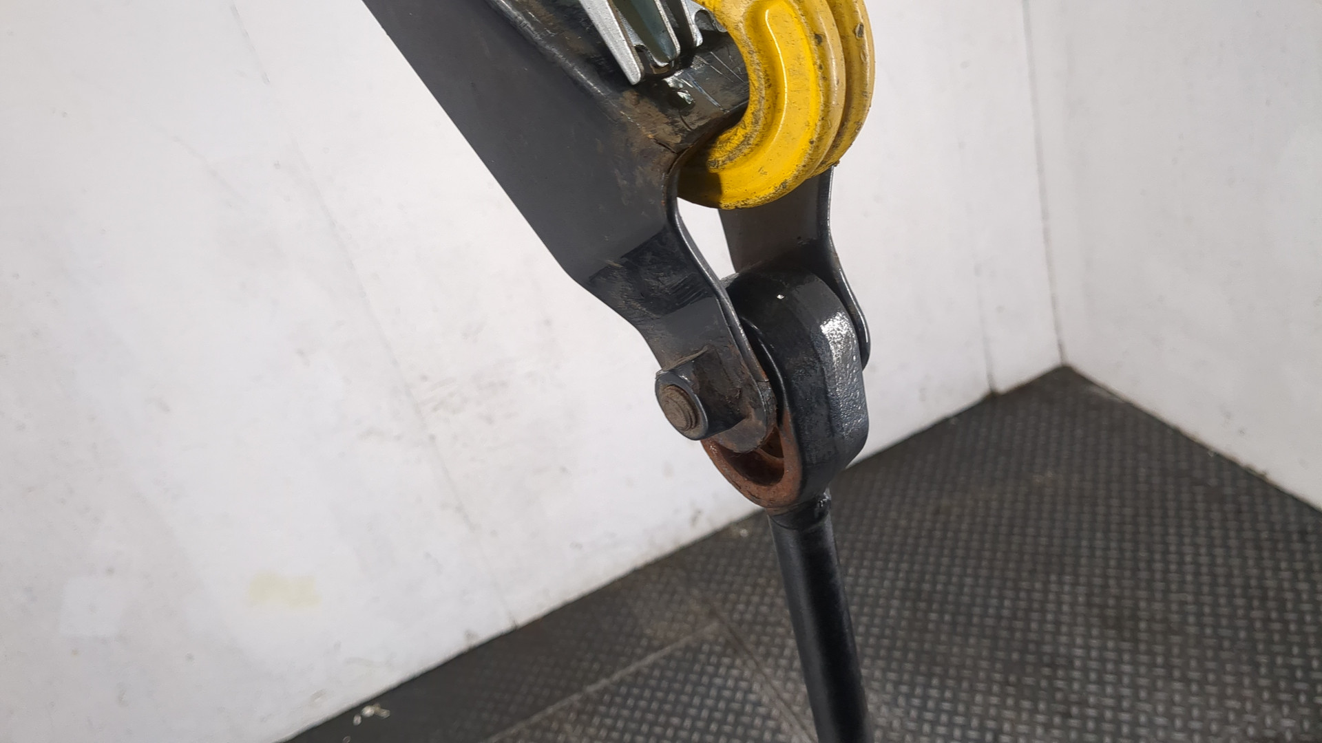 Рабочий цилиндр подъема кабины