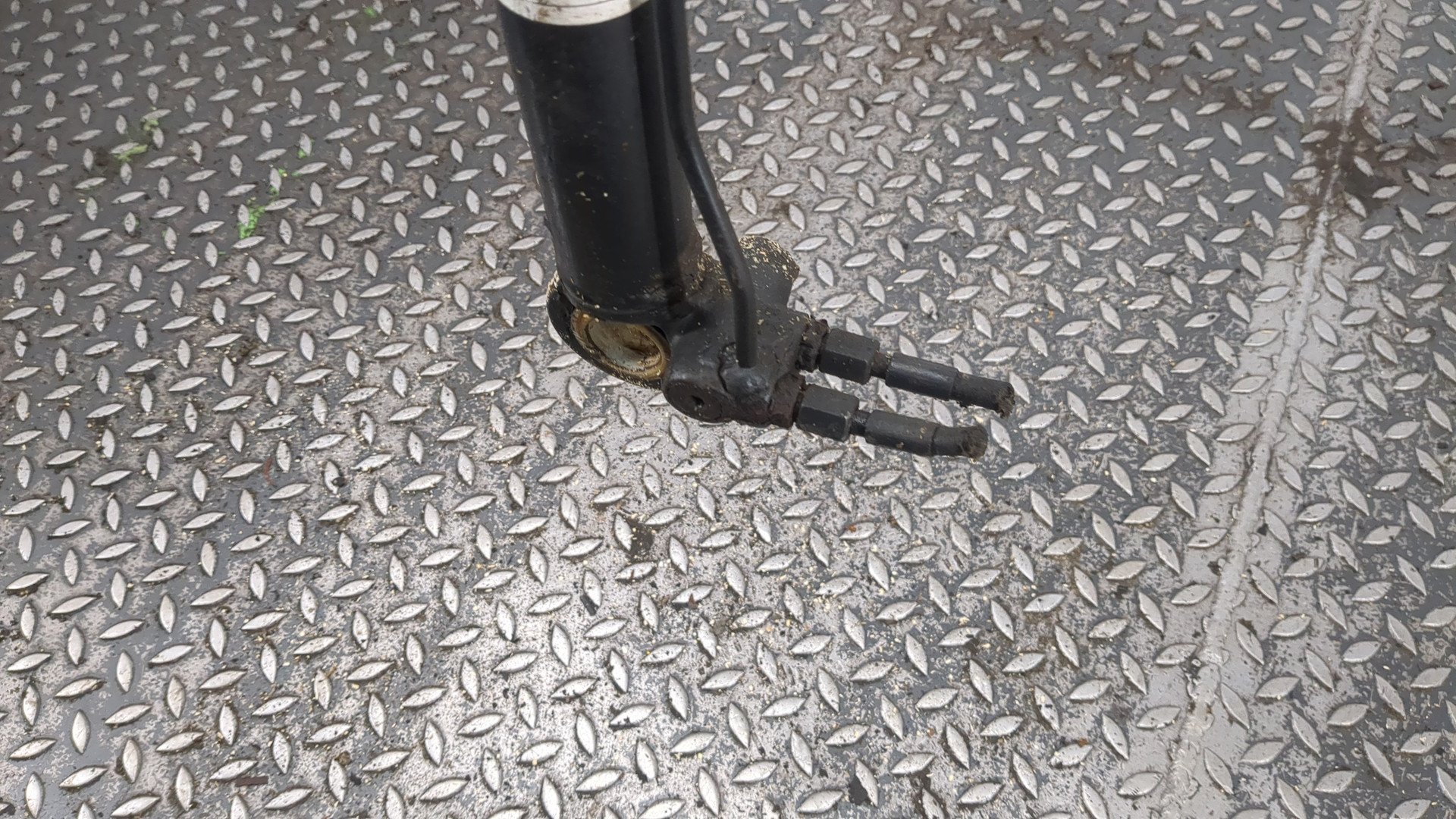 Рабочий цилиндр подъема кабины