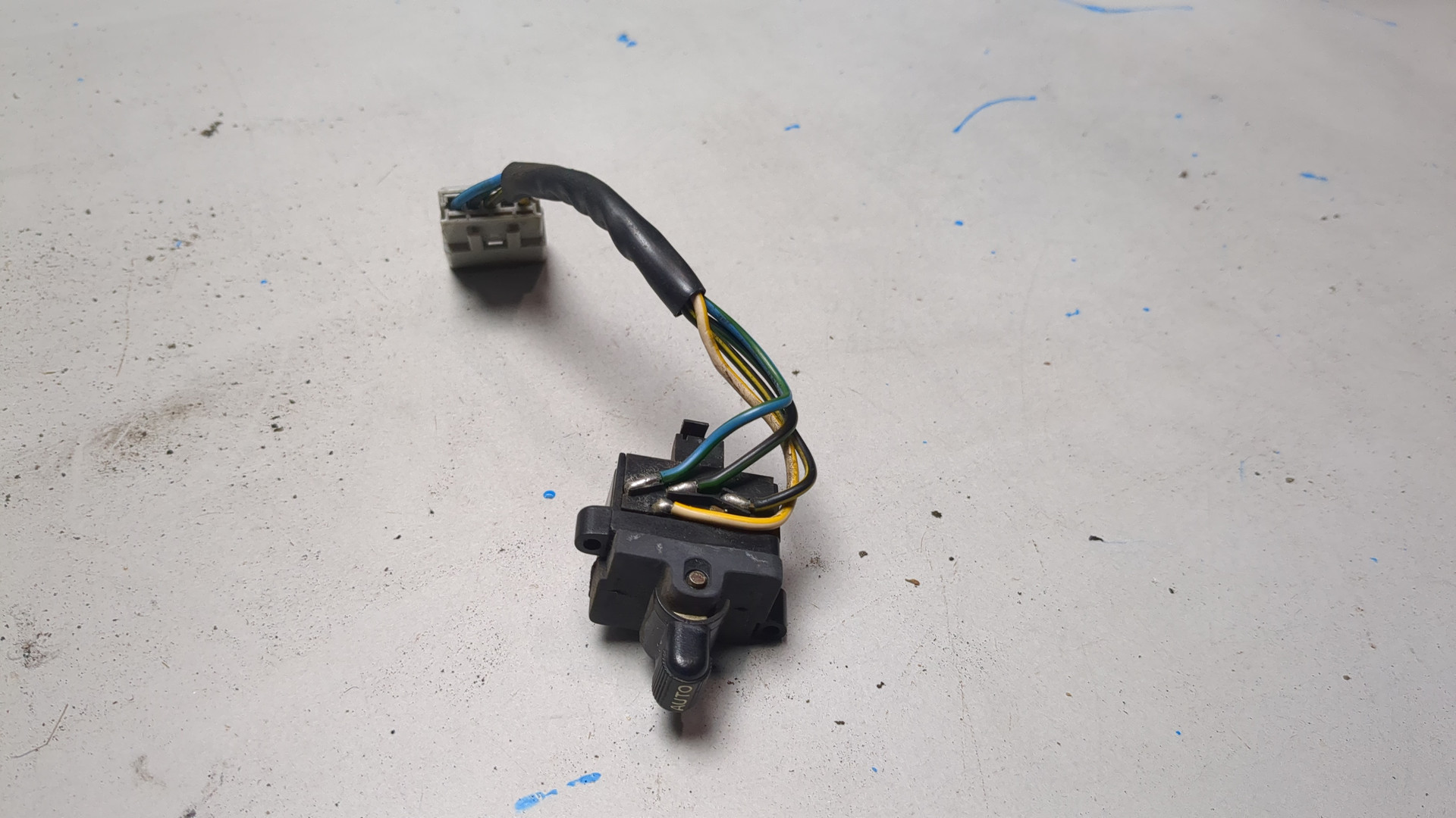 Кнопка стеклоподъемника