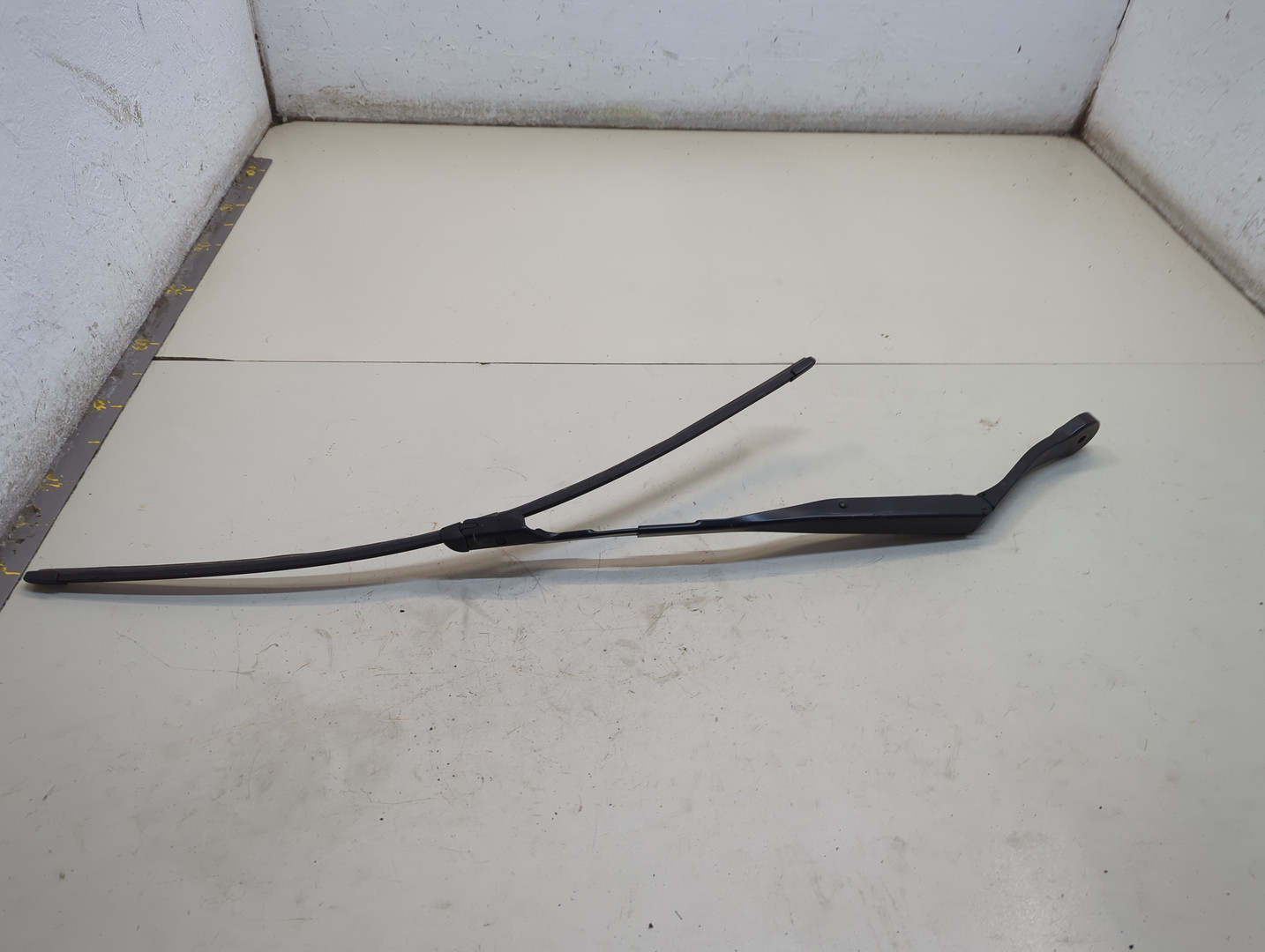 Поводок стеклоочистителя передний левый