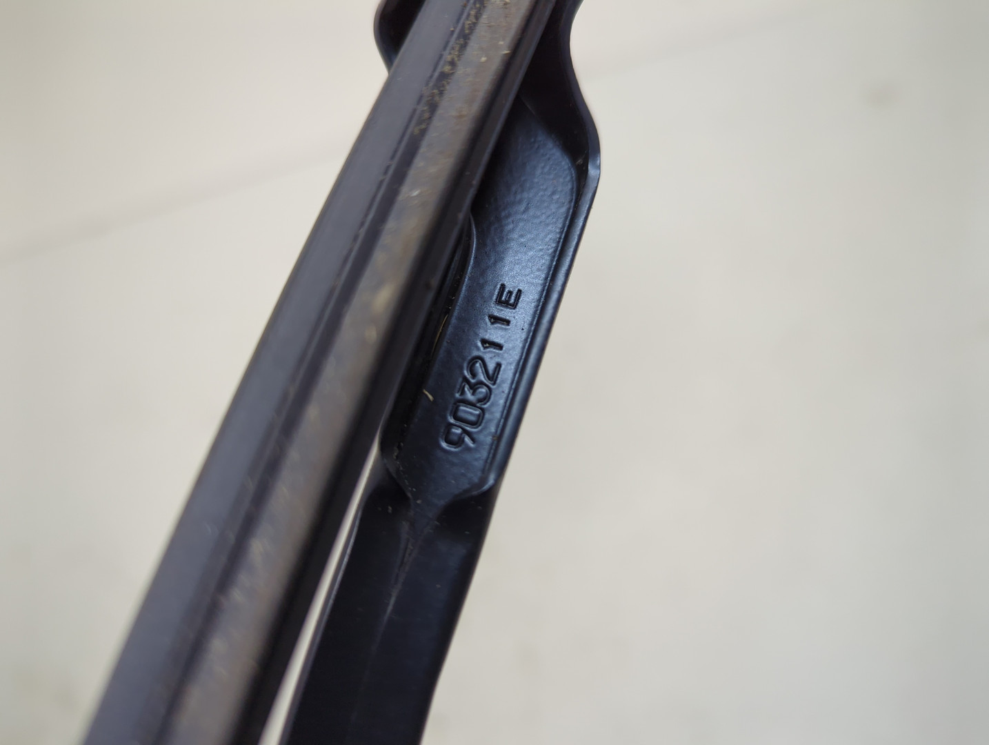 Поводок стеклоочистителя передний левый