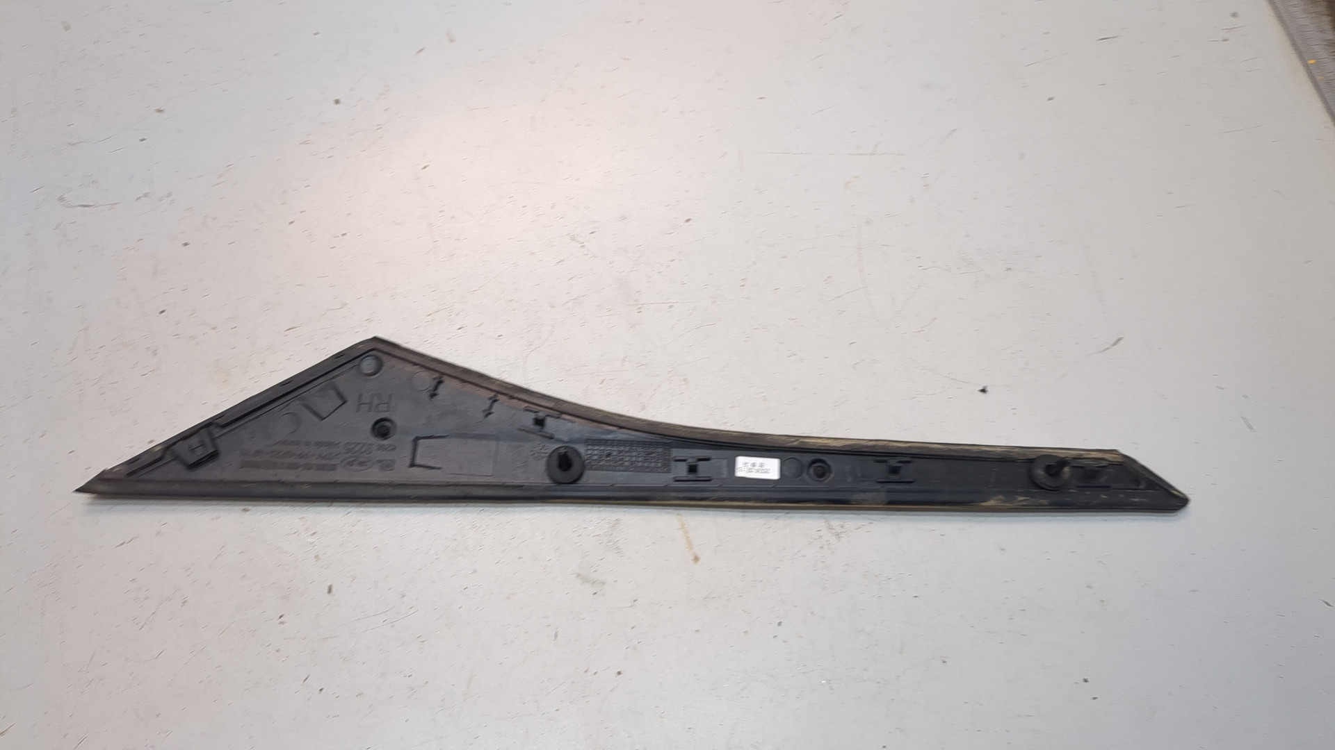 Молдинг заднего крыла правого