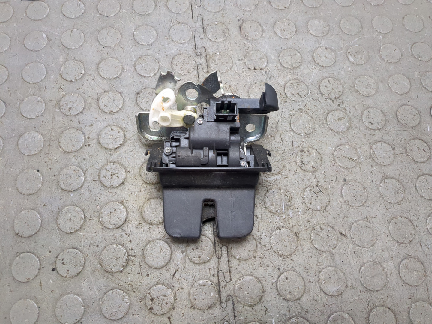 Замок багажника