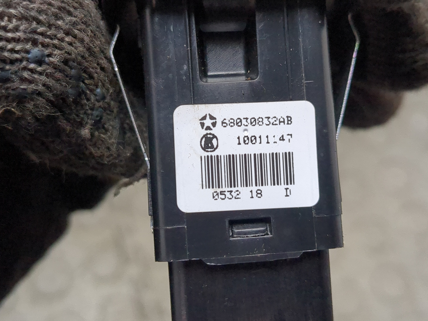 Кнопка стеклоподъемника