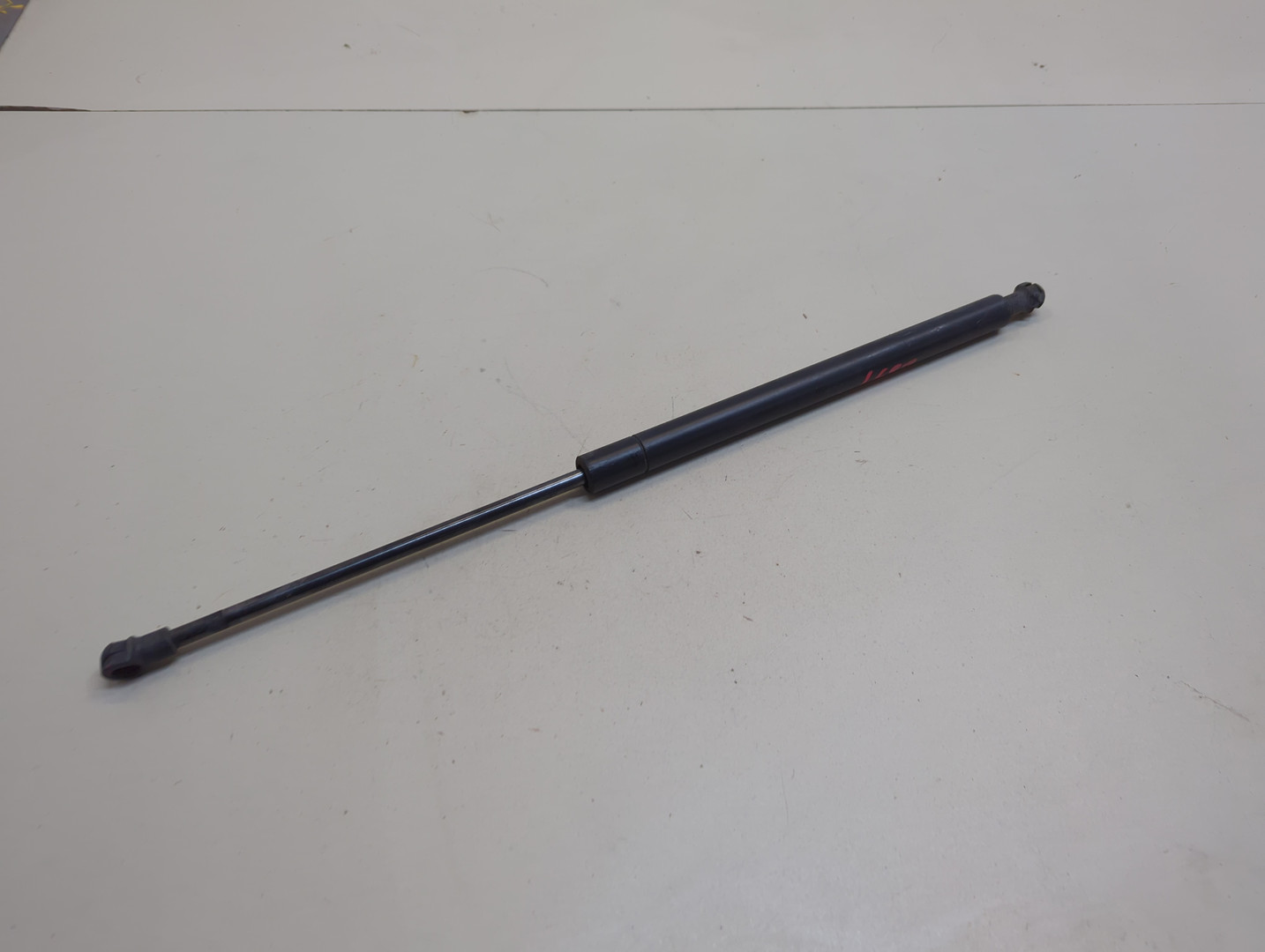 Амортизатор крышки багажника