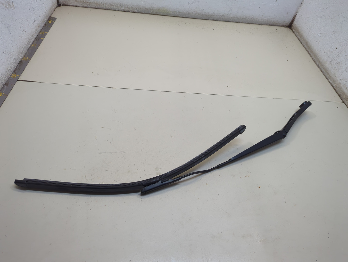 Поводок стеклоочистителя передний правый