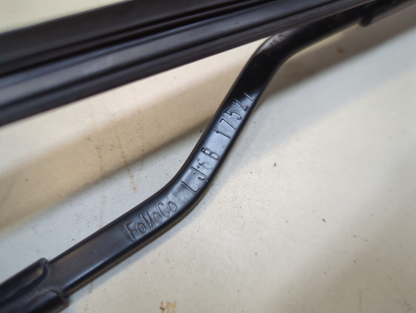 Поводок стеклоочистителя передний правый