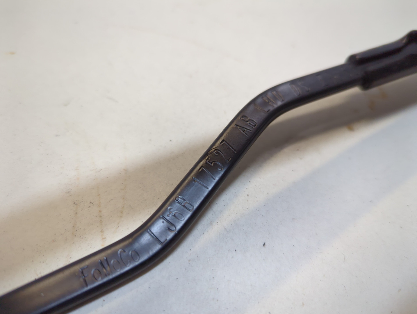 Поводок стеклоочистителя передний правый