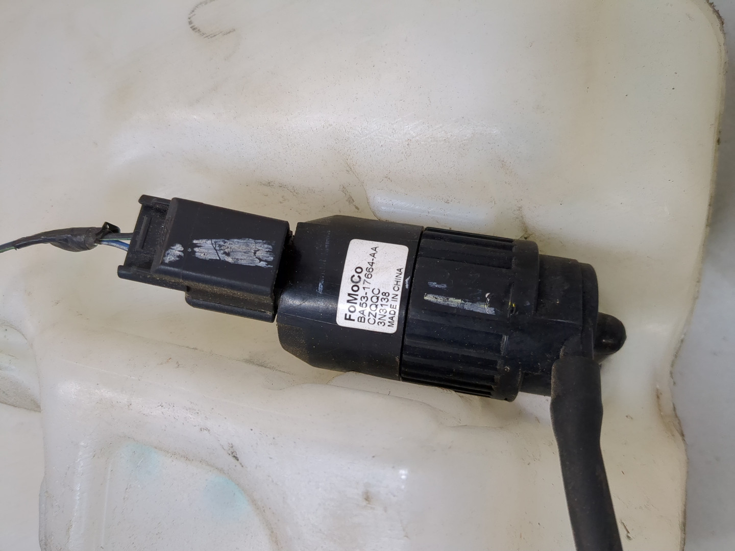 Бачок омывателя лобового стекла