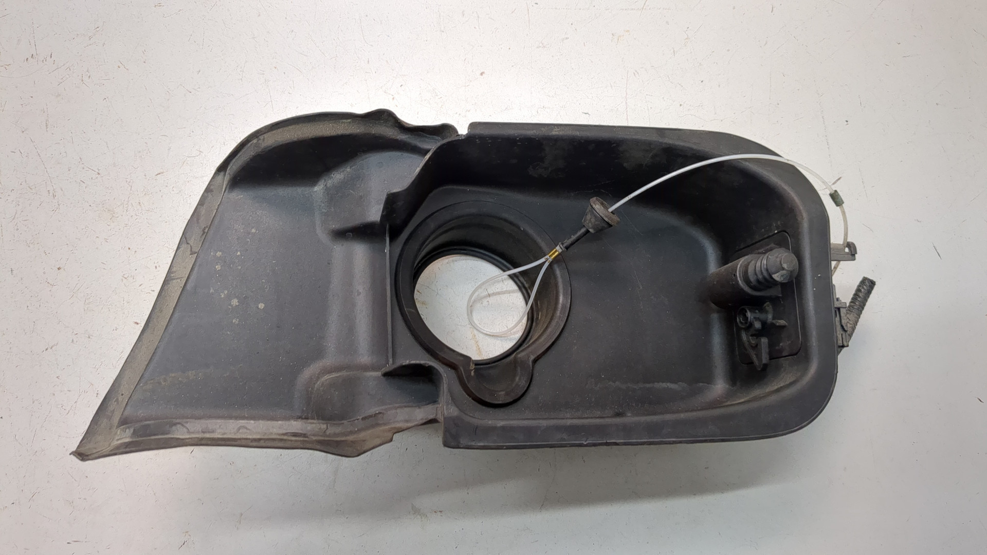 Активатор замка крышки бензобака