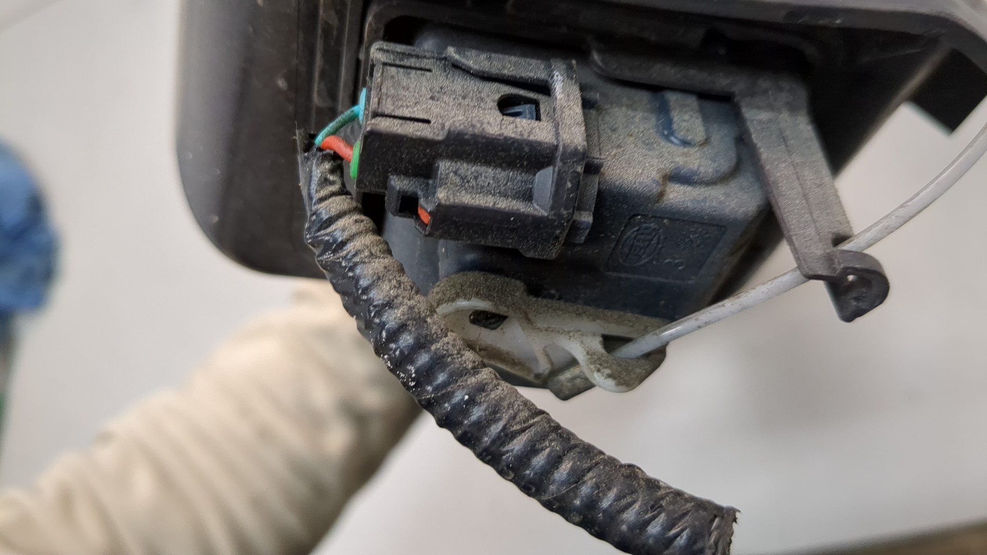 Активатор замка крышки бензобака