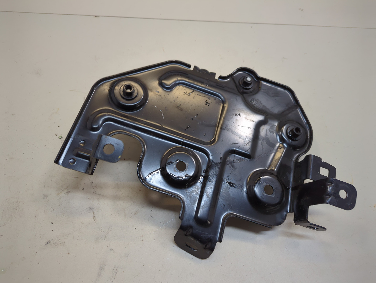 Площадка под аккумулятор (АКБ)