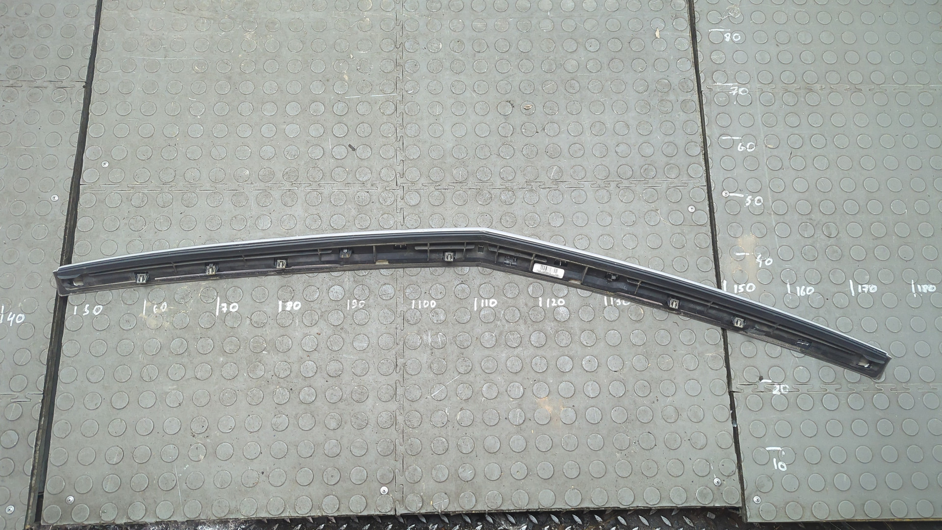 Молдинг капота