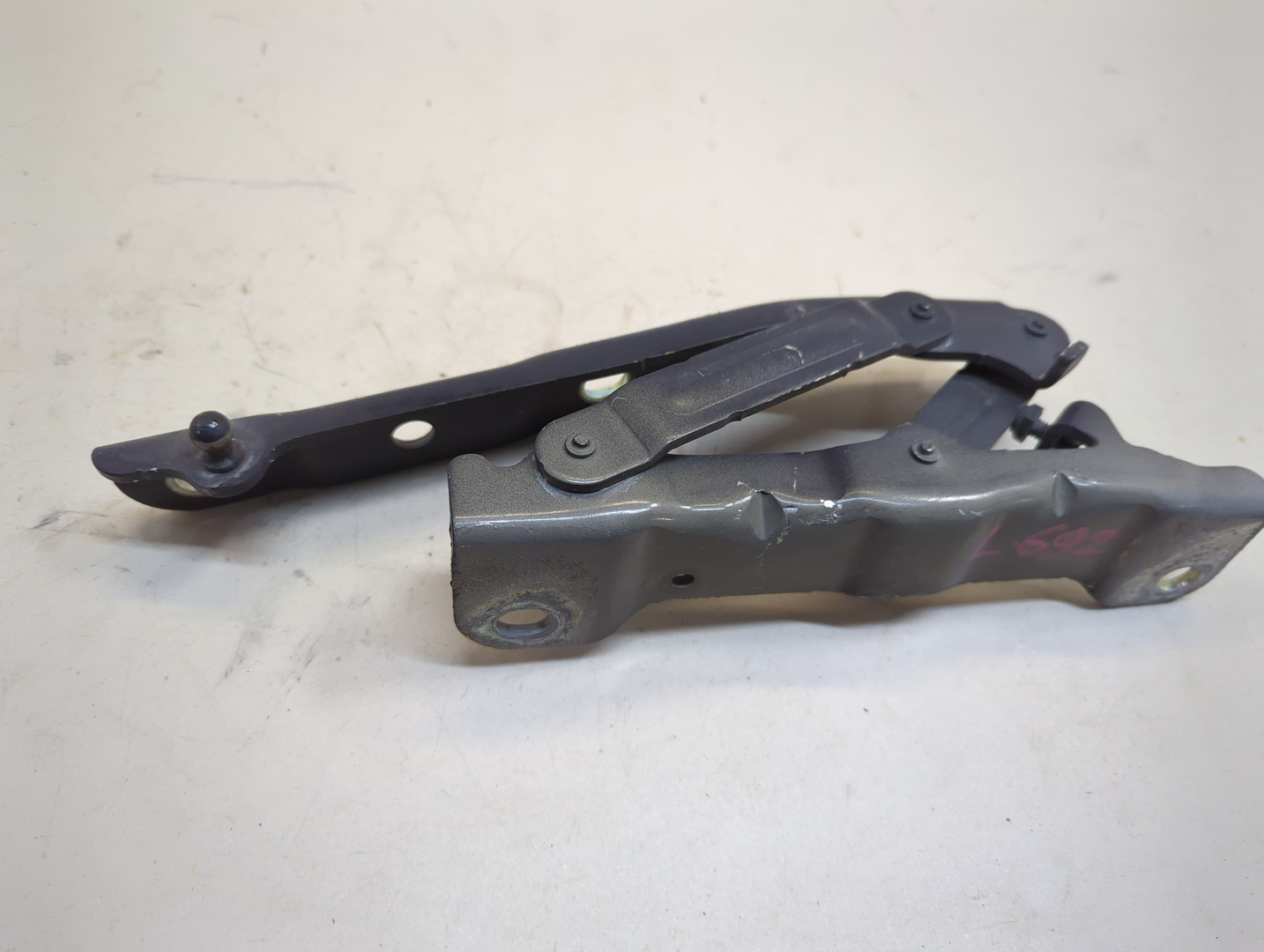 Петля капота левая