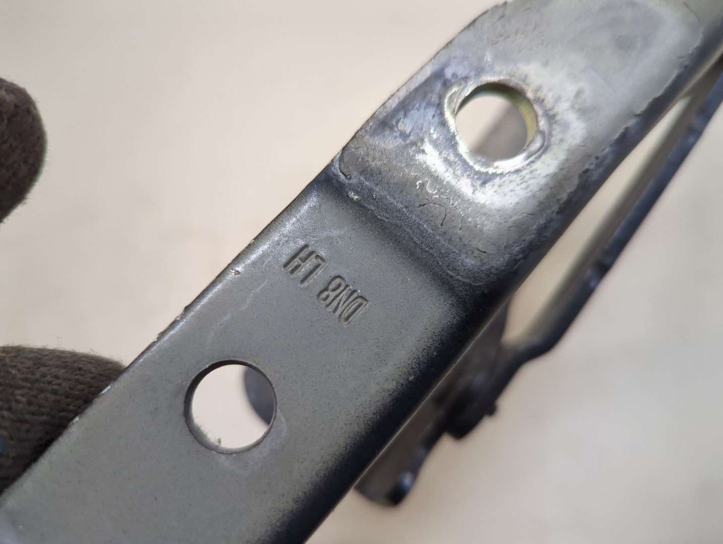 Петля капота левая