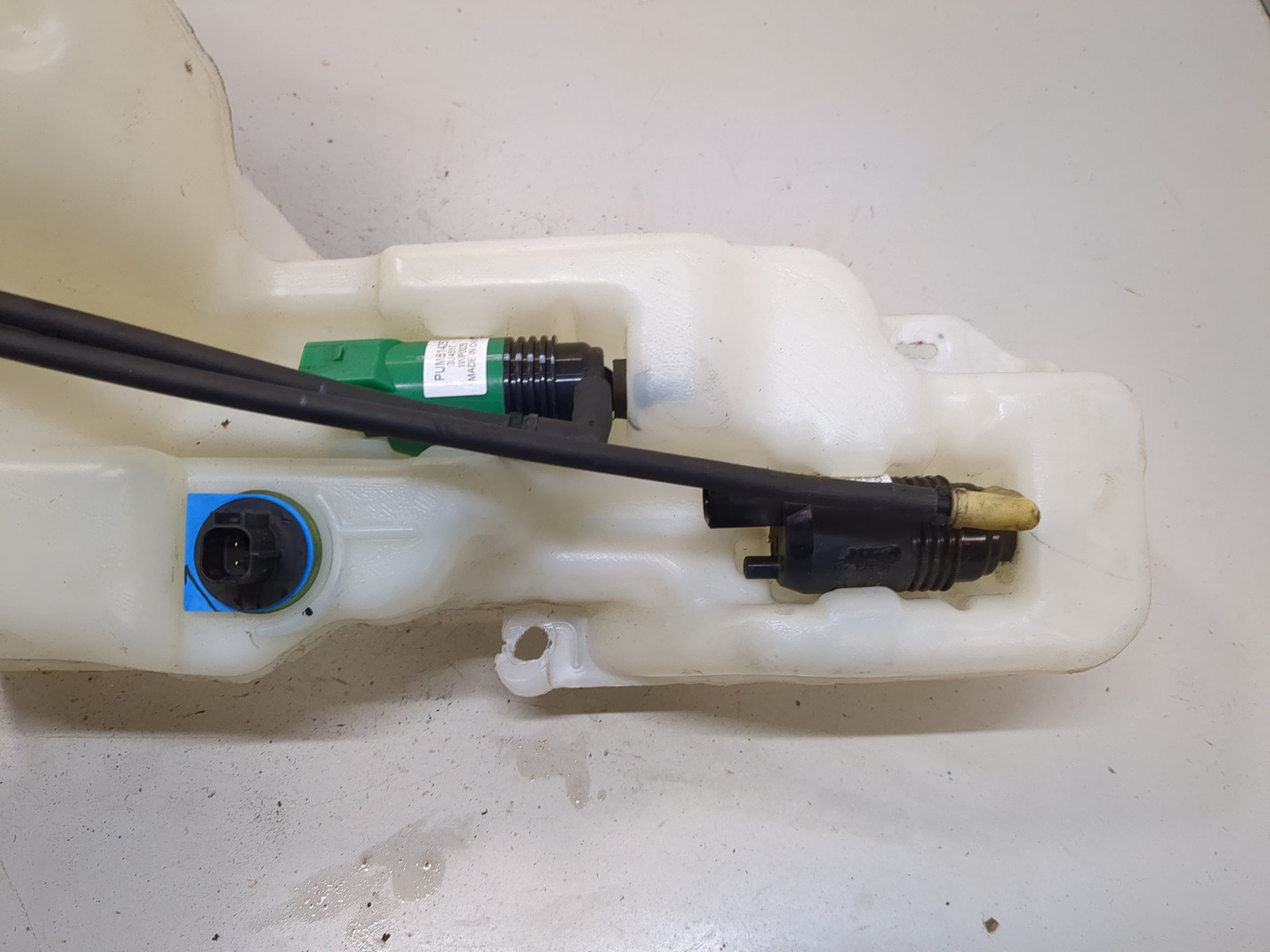 Бачок омывателя лобового стекла