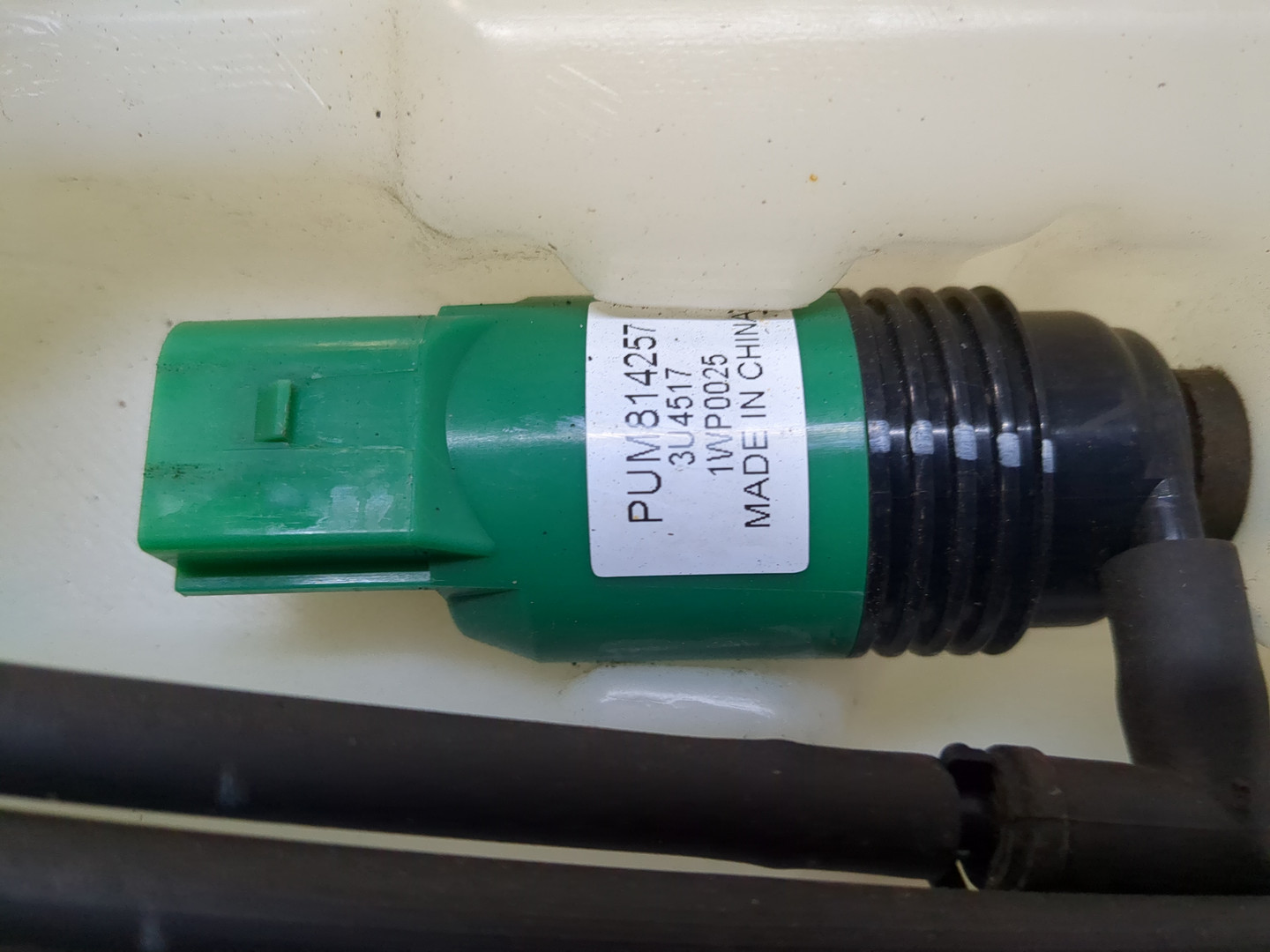 Бачок омывателя лобового стекла