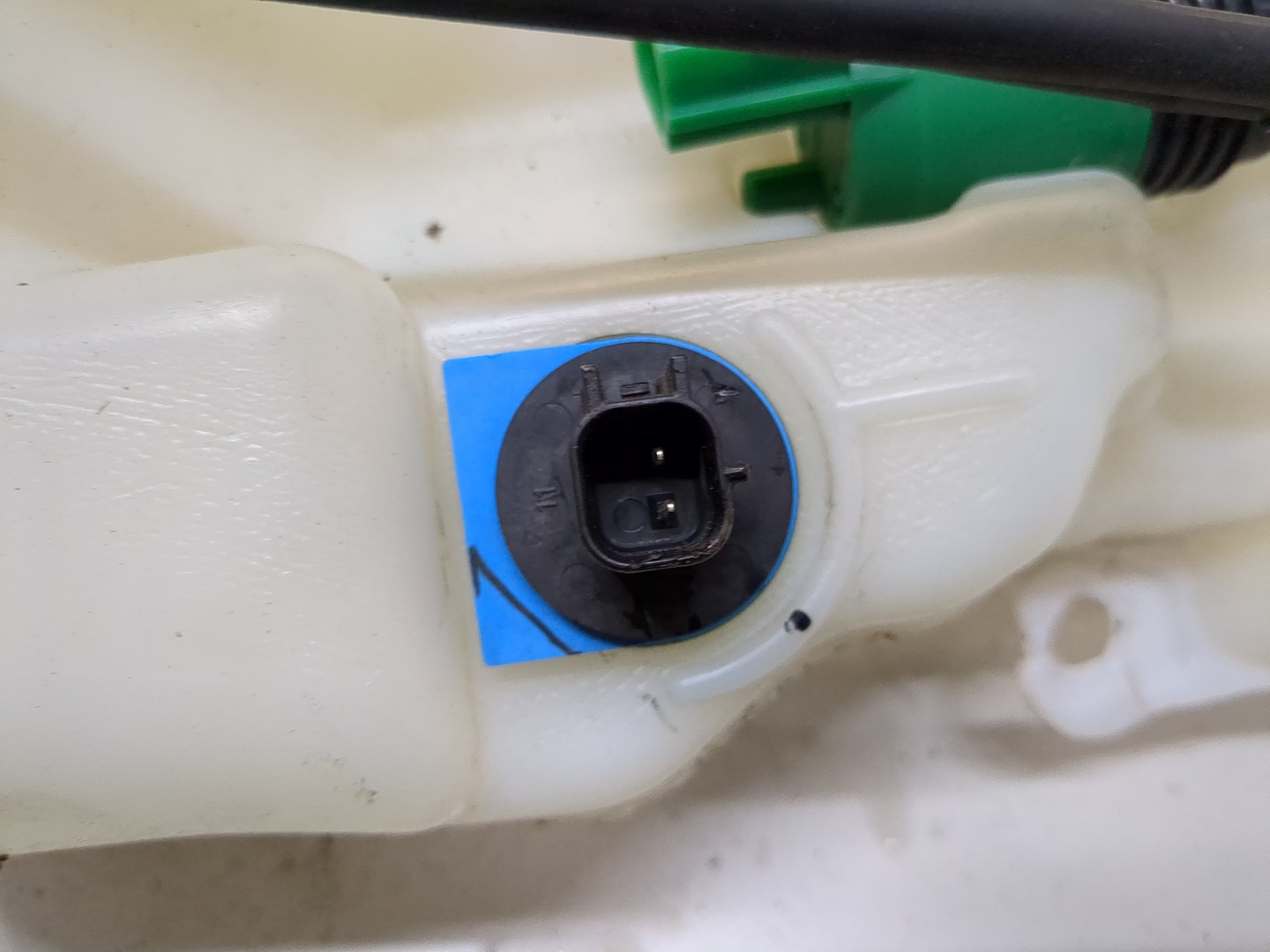 Бачок омывателя лобового стекла